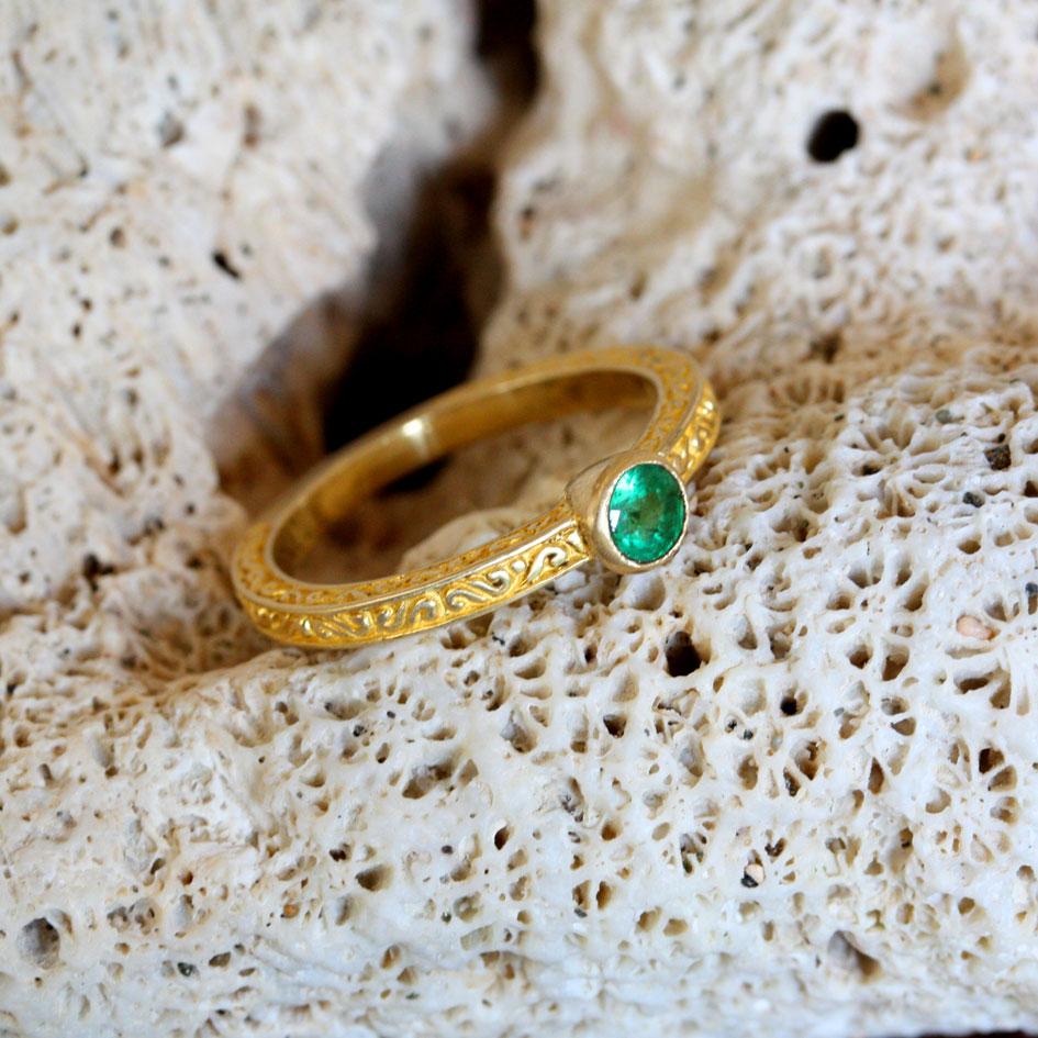 Steven Battelle 0.3 Carat Emerald 18K Ring For Sale 3