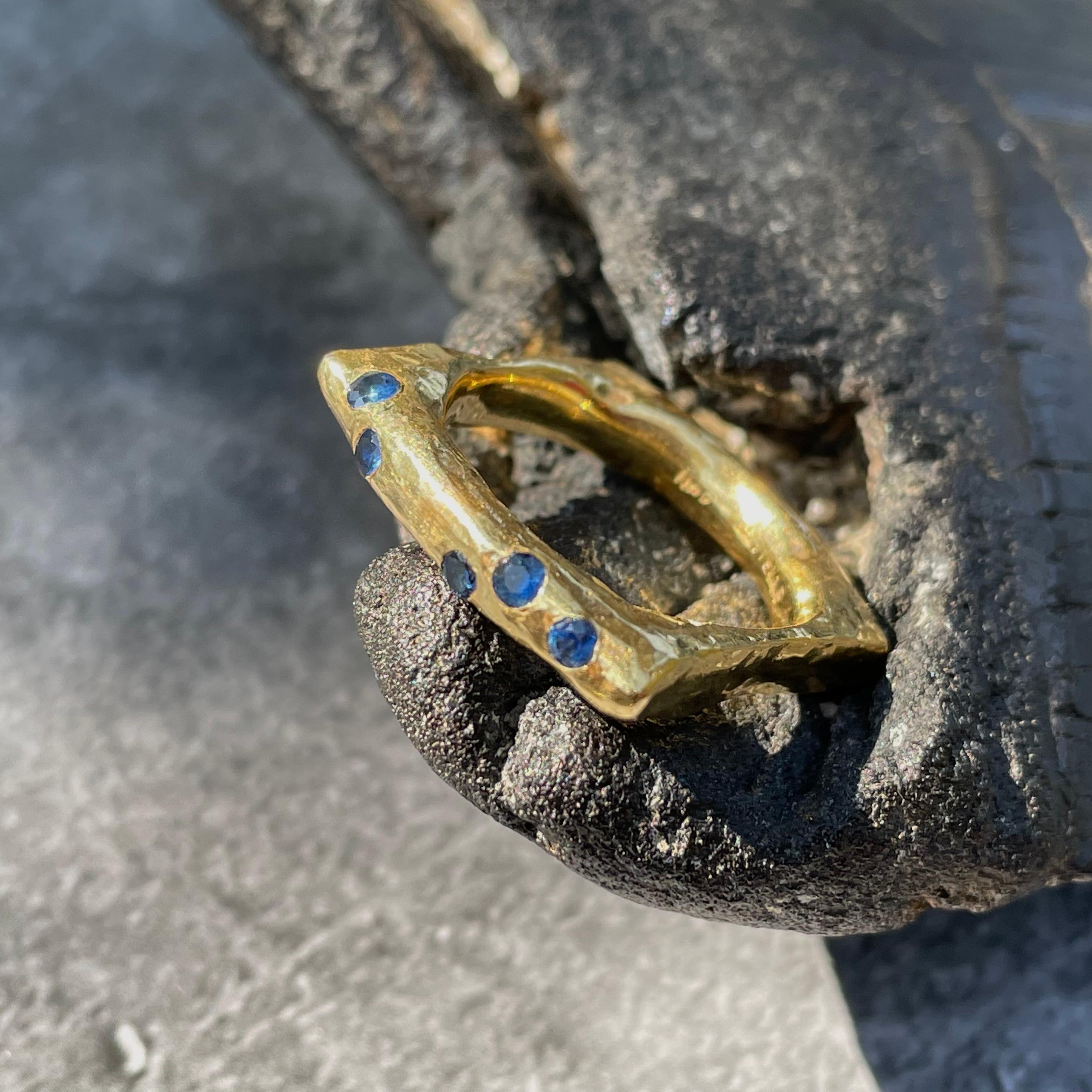 Steven Battelle 0.3 Carat Five Blue Sapphires Hammered Band 18K Gold Ring For Sale 3