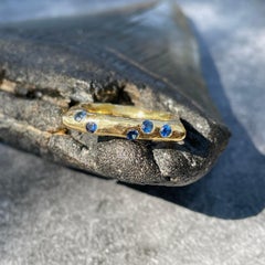 Steven Battelle 0.3 Carat Five Blue Sapphires Hammered Band 18K Gold Ring