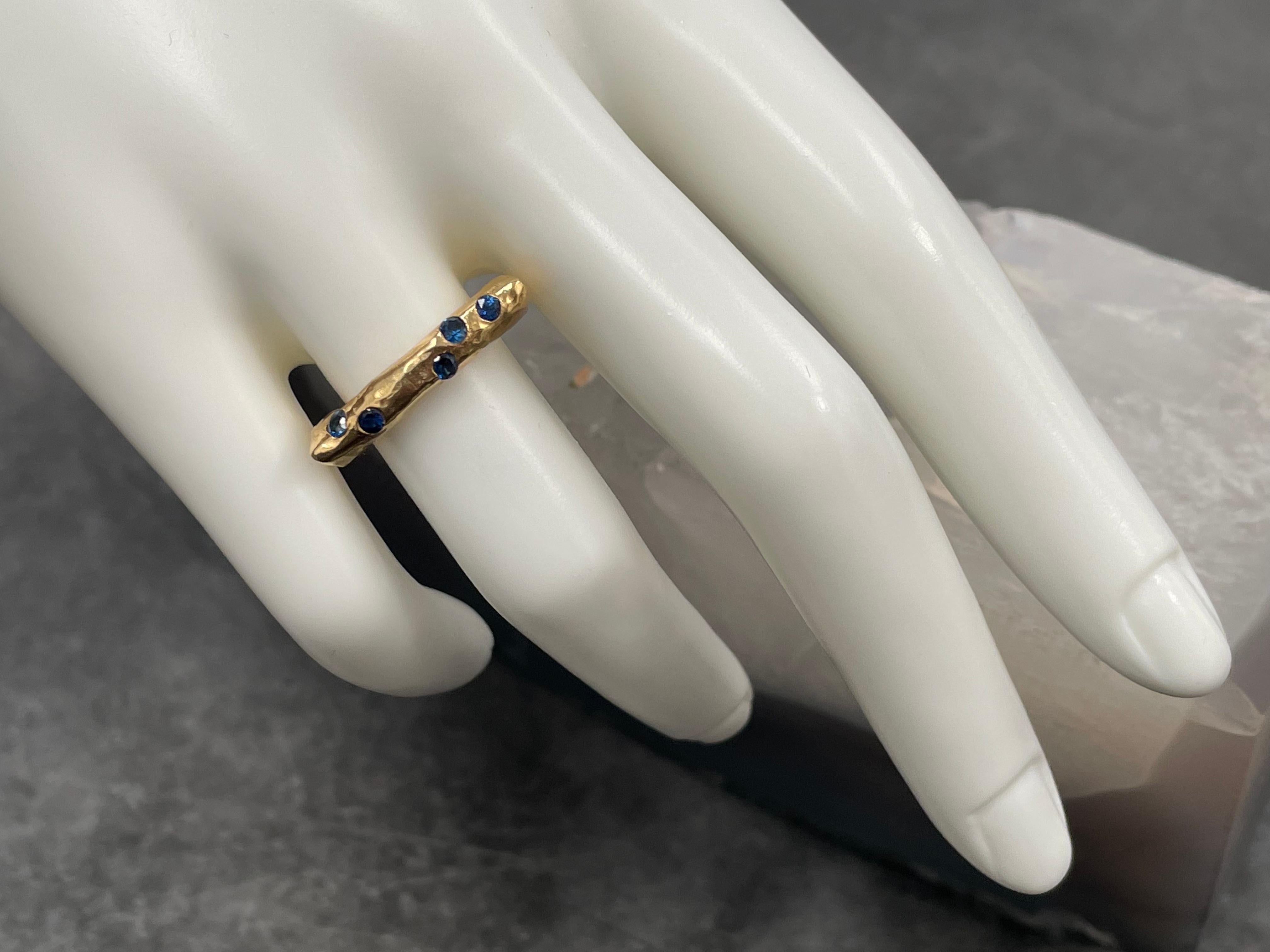 Contemporary Steven Battelle 0.3 Carat Five Blue Sapphires Hammered Band 18K Gold Ring For Sale