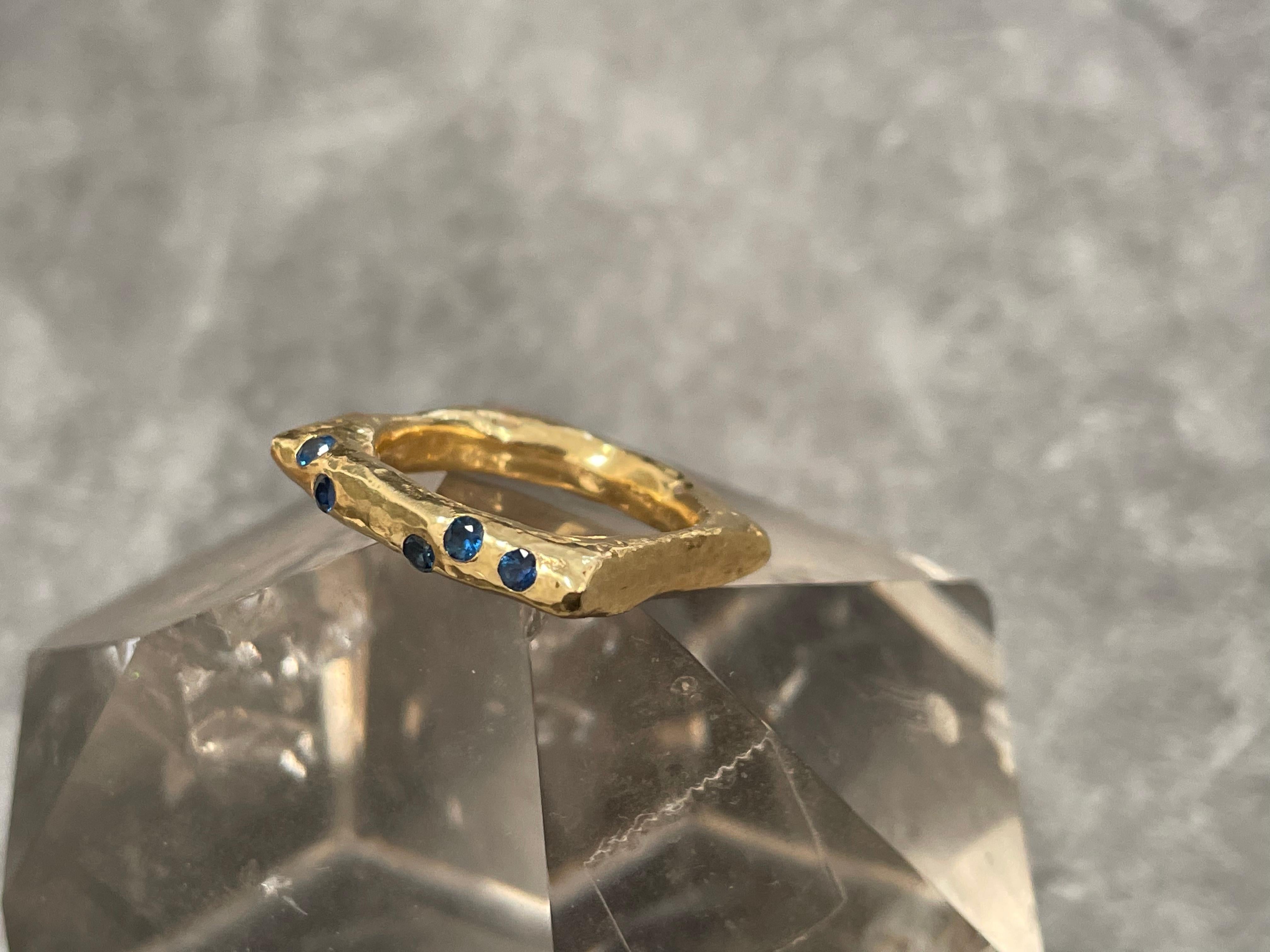 Steven Battelle 0.3 Carat Five Blue Sapphires Hammered Band 18K Gold Ring In New Condition For Sale In Soquel, CA