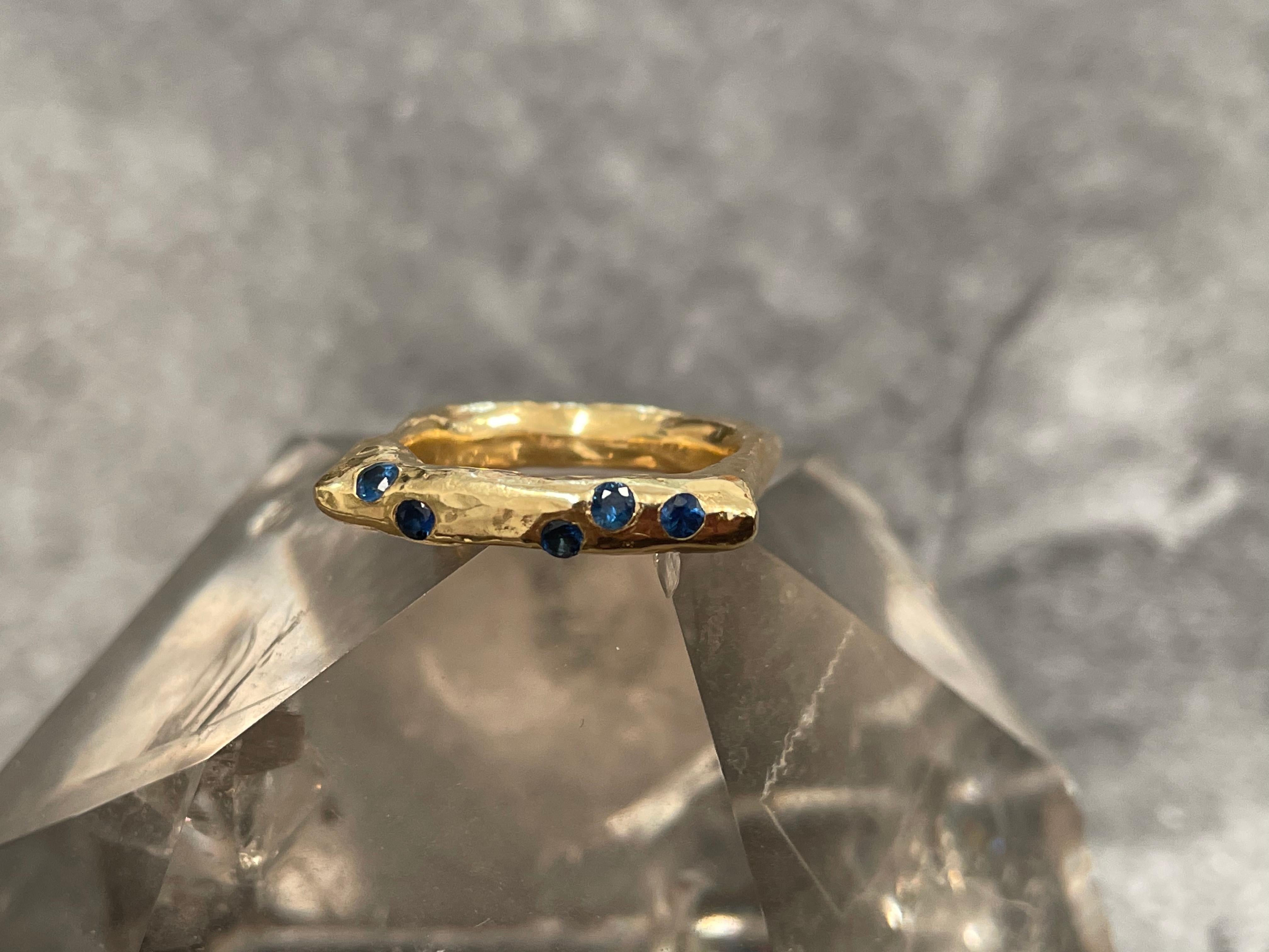 Women's or Men's Steven Battelle 0.3 Carat Five Blue Sapphires Hammered Band 18K Gold Ring For Sale