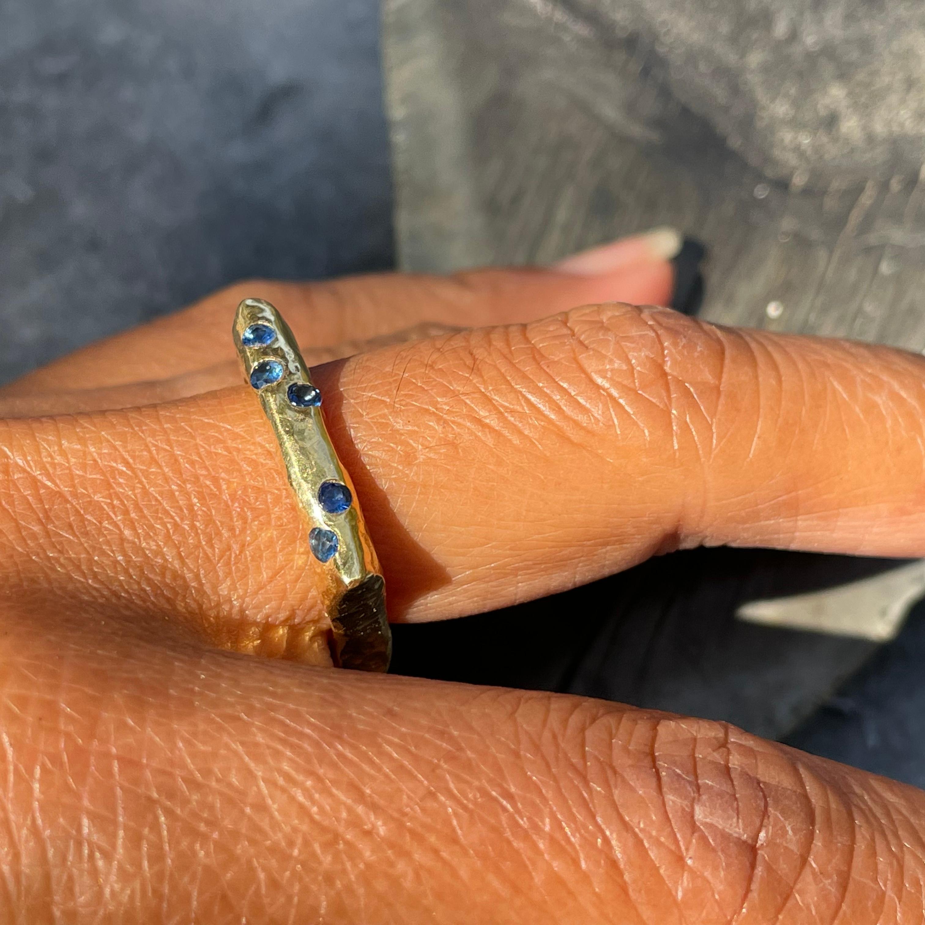 Steven Battelle 0.3 Carat Five Blue Sapphires Hammered Band 18K Gold Ring For Sale 1