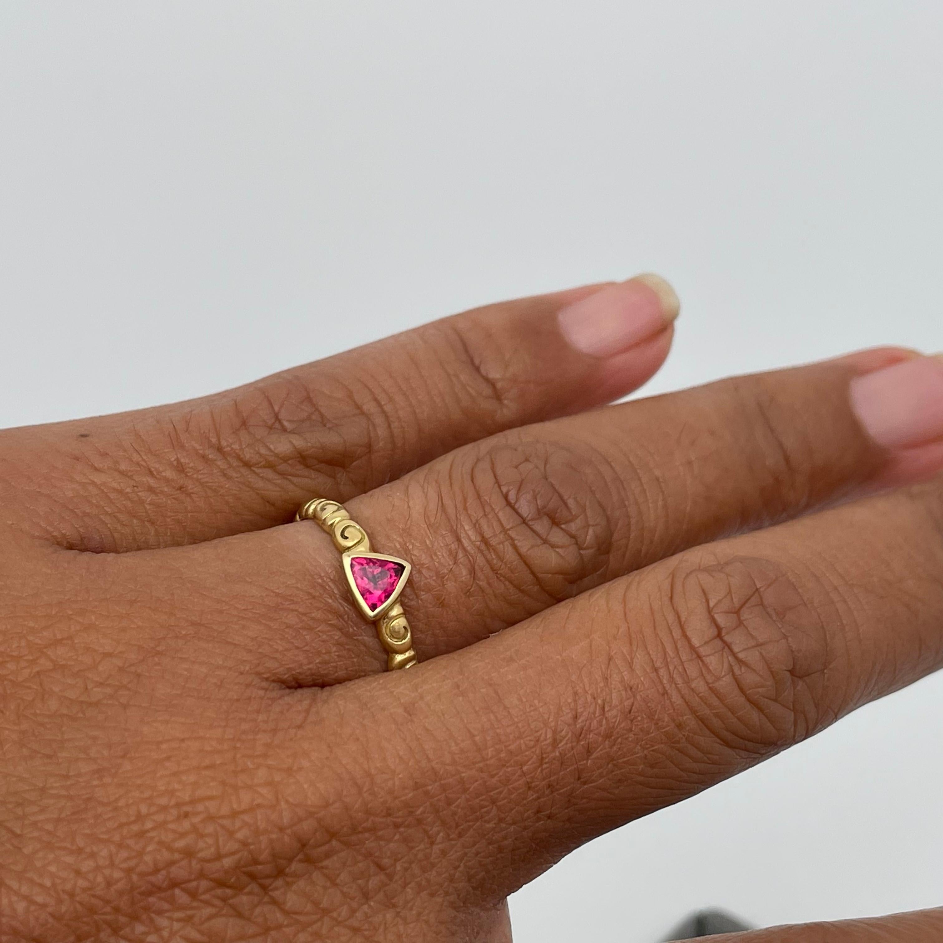 Steven Battelle 0.3 Carats Trillium Pink Tourmaline 18K Gold Ring In New Condition For Sale In Soquel, CA