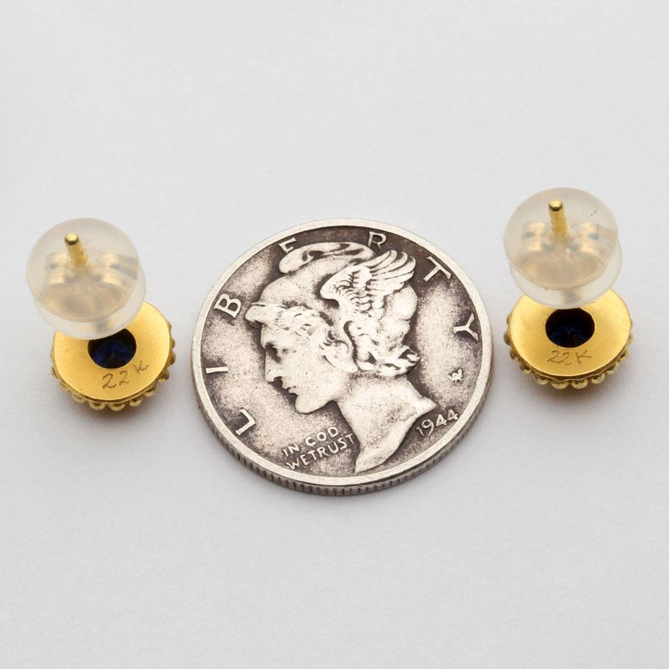 Contemporain Steven Battelle - Boucles d'oreilles en or 22K avec saphir bleu de 0,4 carats en vente