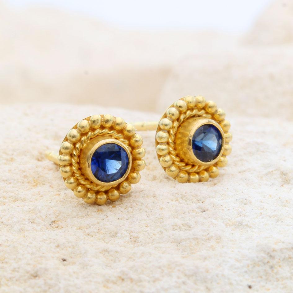Taille rose Steven Battelle - Boucles d'oreilles en or 22K avec saphir bleu de 0,4 carats en vente