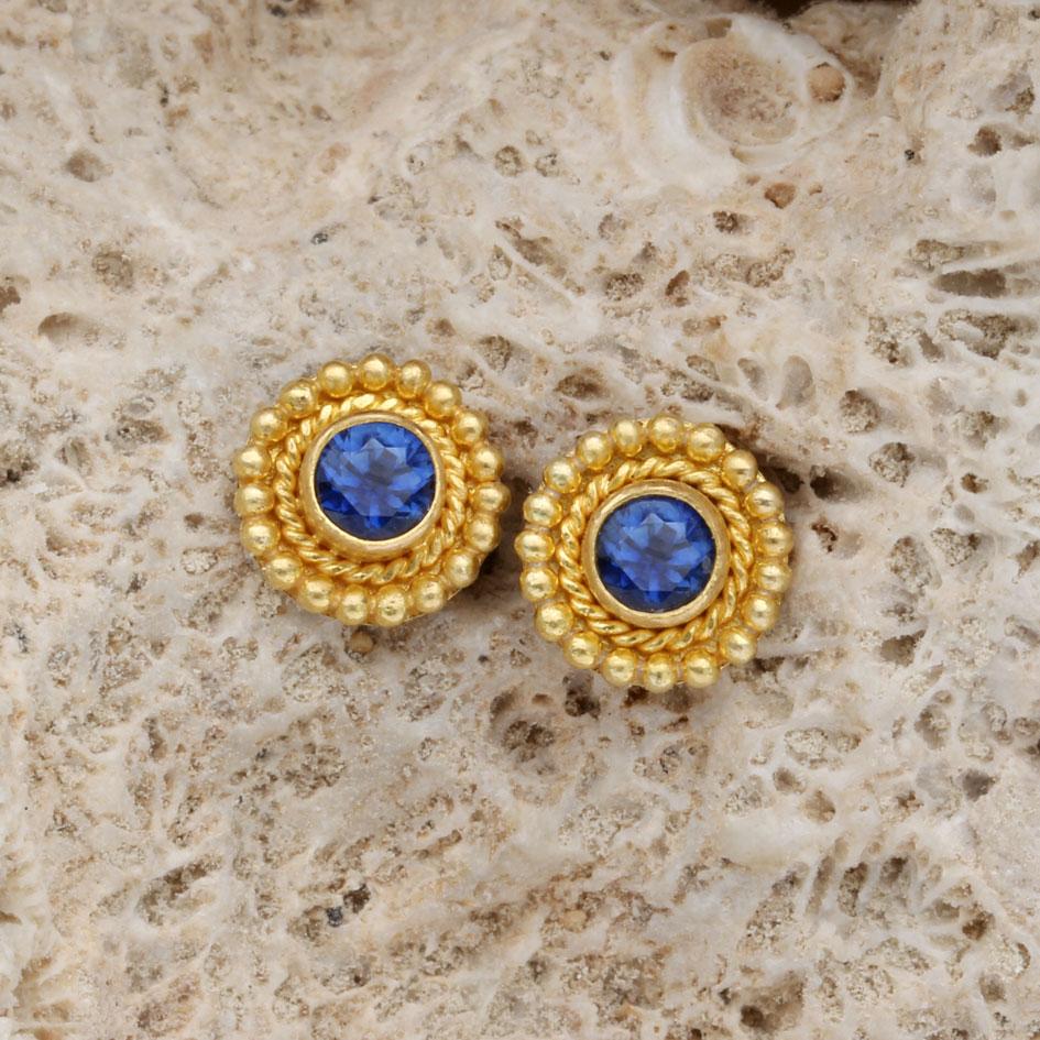 Steven Battelle - Boucles d'oreilles en or 22K avec saphir bleu de 0,4 carats Neuf - En vente à Soquel, CA
