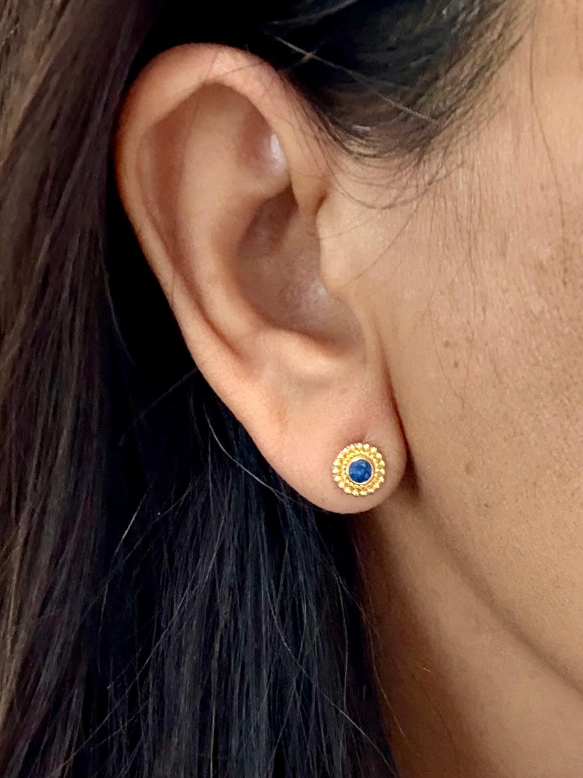 Steven Battelle - Boucles d'oreilles en or 22K avec saphir bleu de 0,4 carats en vente 1