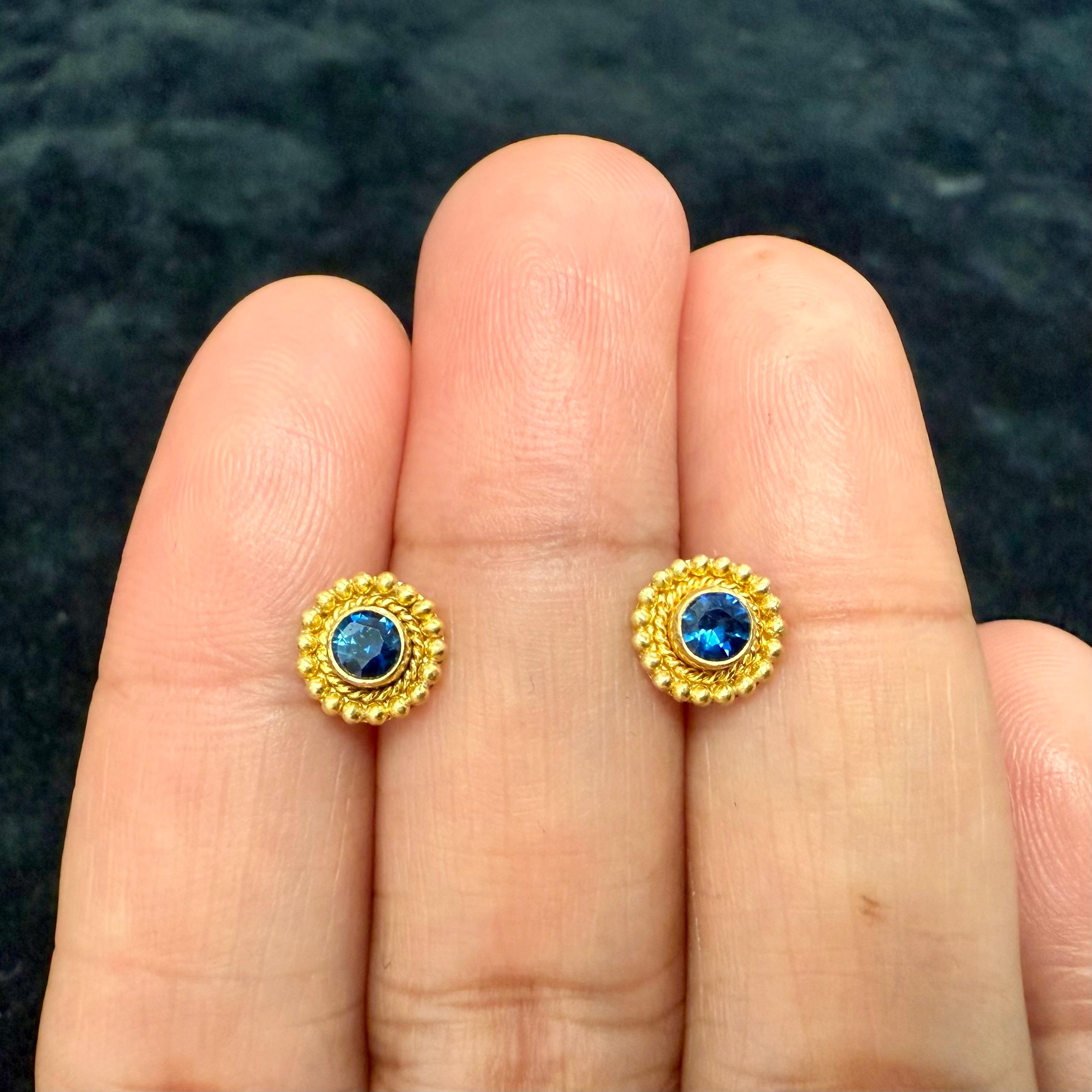 Steven Battelle - Boucles d'oreilles en or 22K avec saphir bleu de 0,4 carats en vente 2