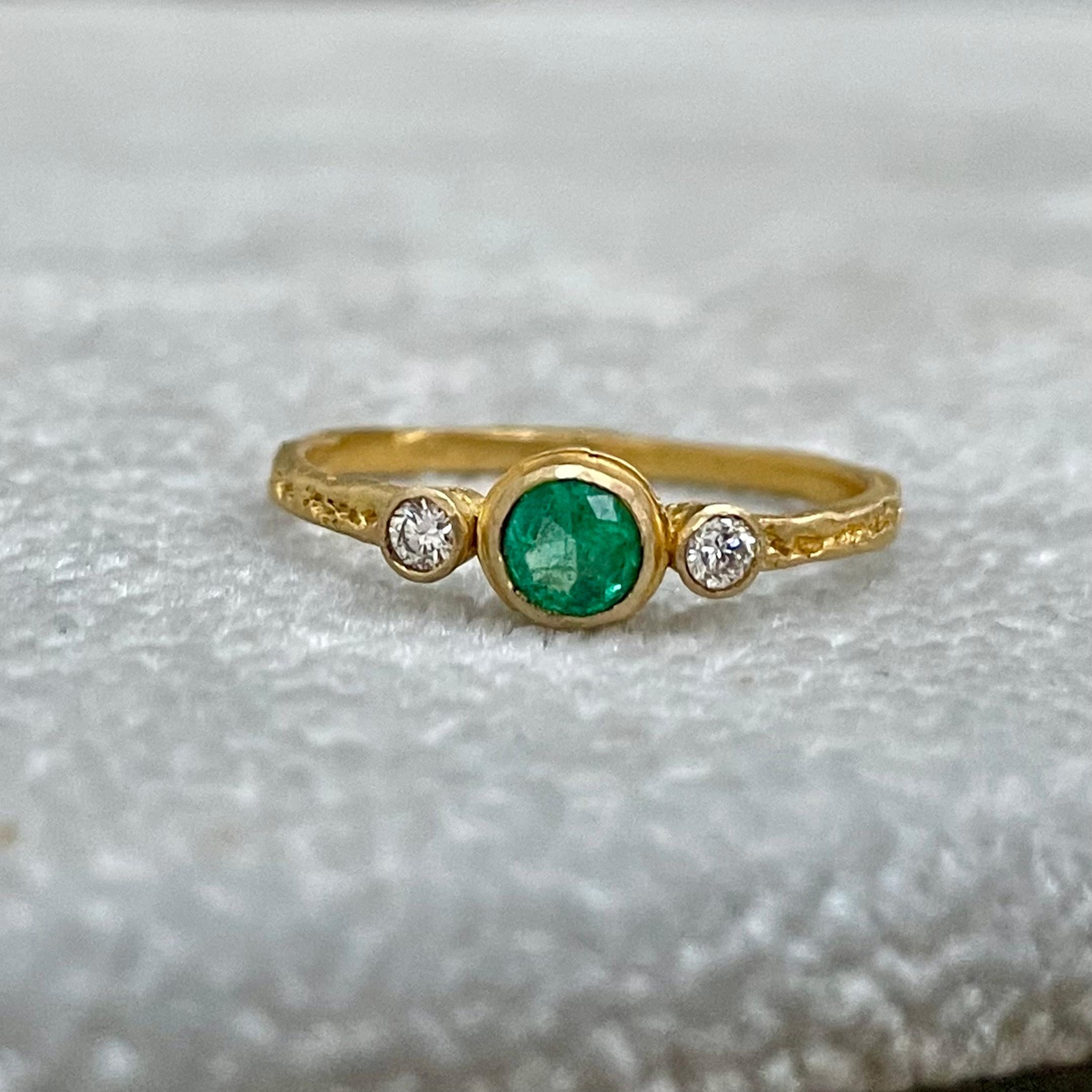 Steven Battelle 0.5 Carat Emerald and Diamond 18K Gold Ring For Sale 3
