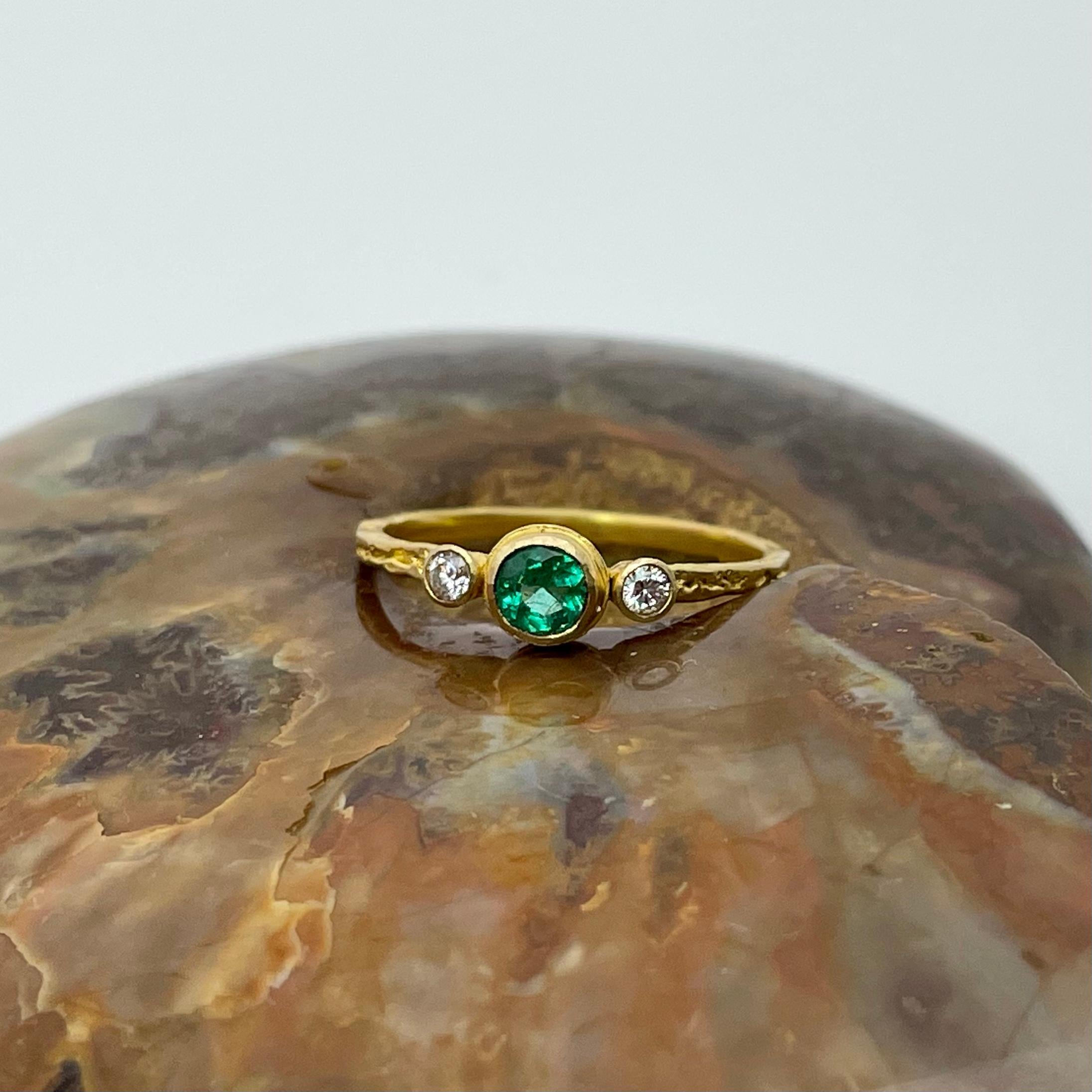 Contemporary Steven Battelle 0.5 Carat Emerald and Diamond 18K Gold Ring For Sale