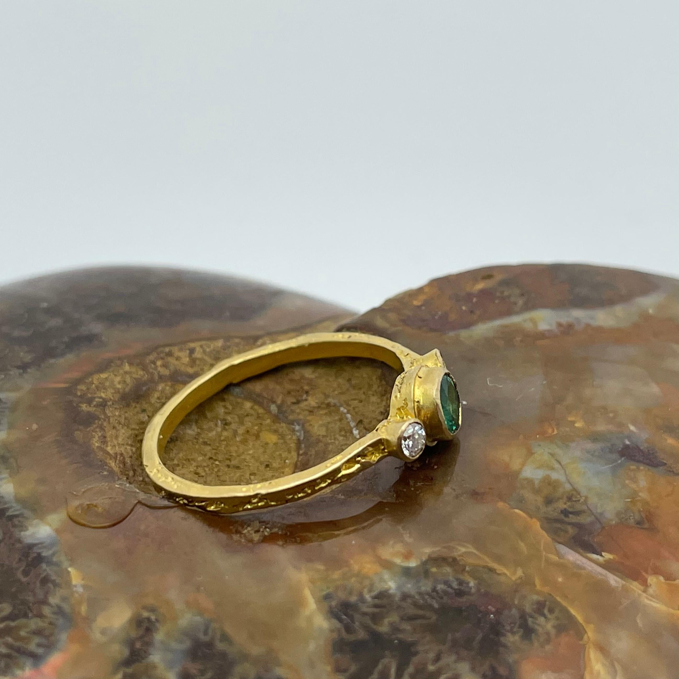 Women's Steven Battelle 0.5 Carat Emerald and Diamond 18K Gold Ring For Sale
