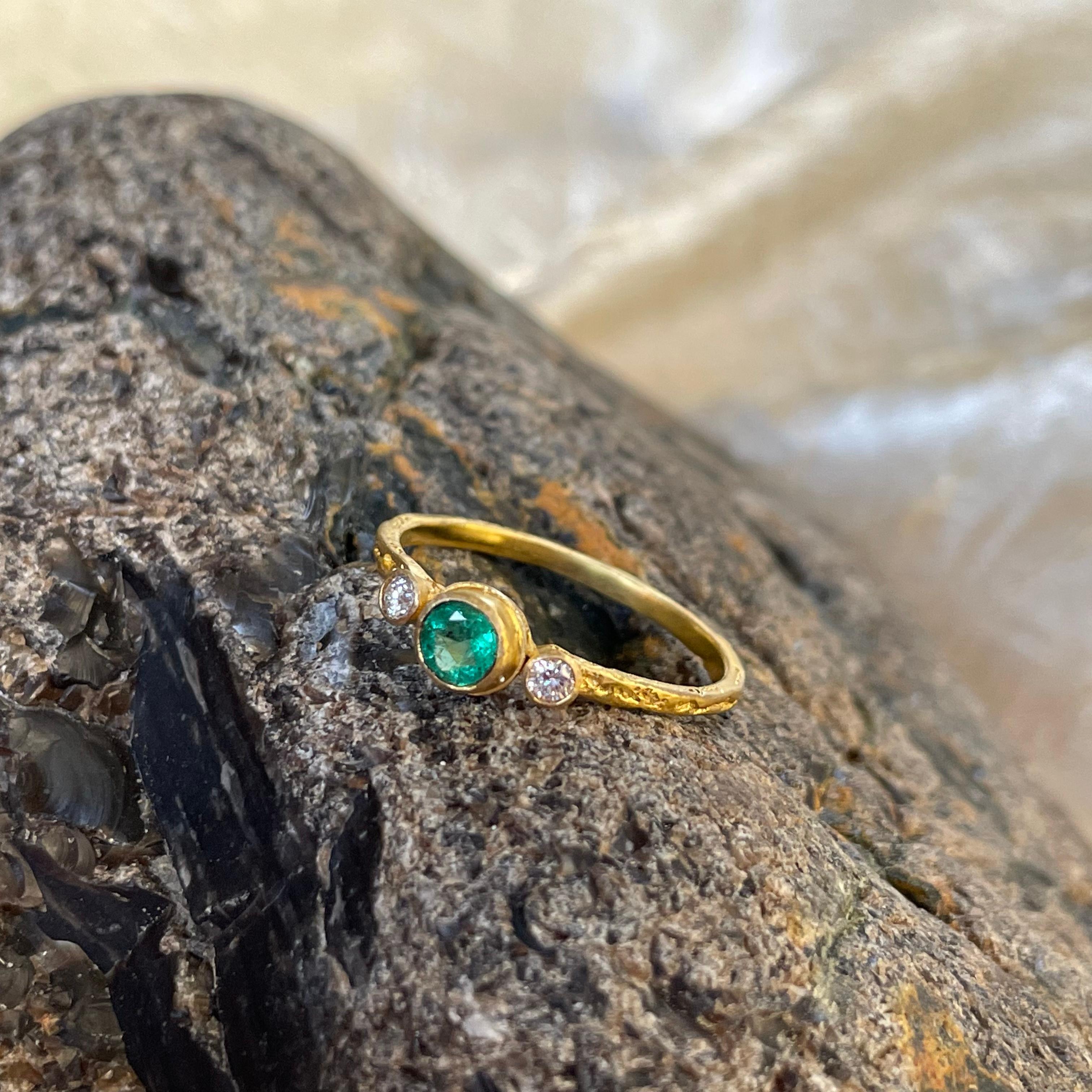 Steven Battelle 0.5 Carat Emerald and Diamond 18K Gold Ring For Sale 2