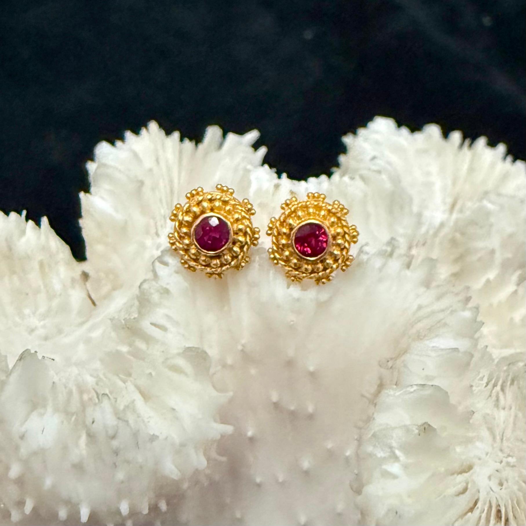 Steven Battelle 0.5 Carats Ruby 22K Gold Granulated Post Earrings in vendita 5