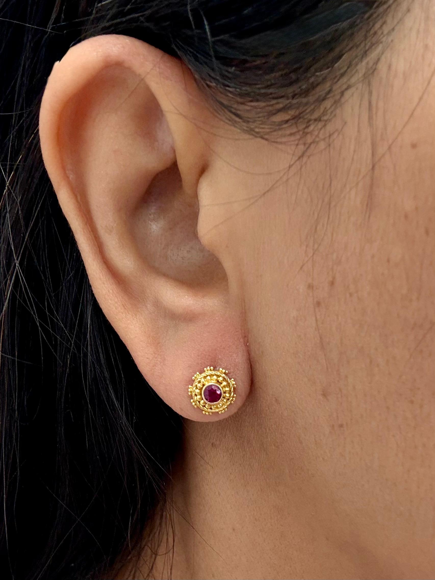 Contemporaneo Steven Battelle 0.5 Carats Ruby 22K Gold Granulated Post Earrings in vendita