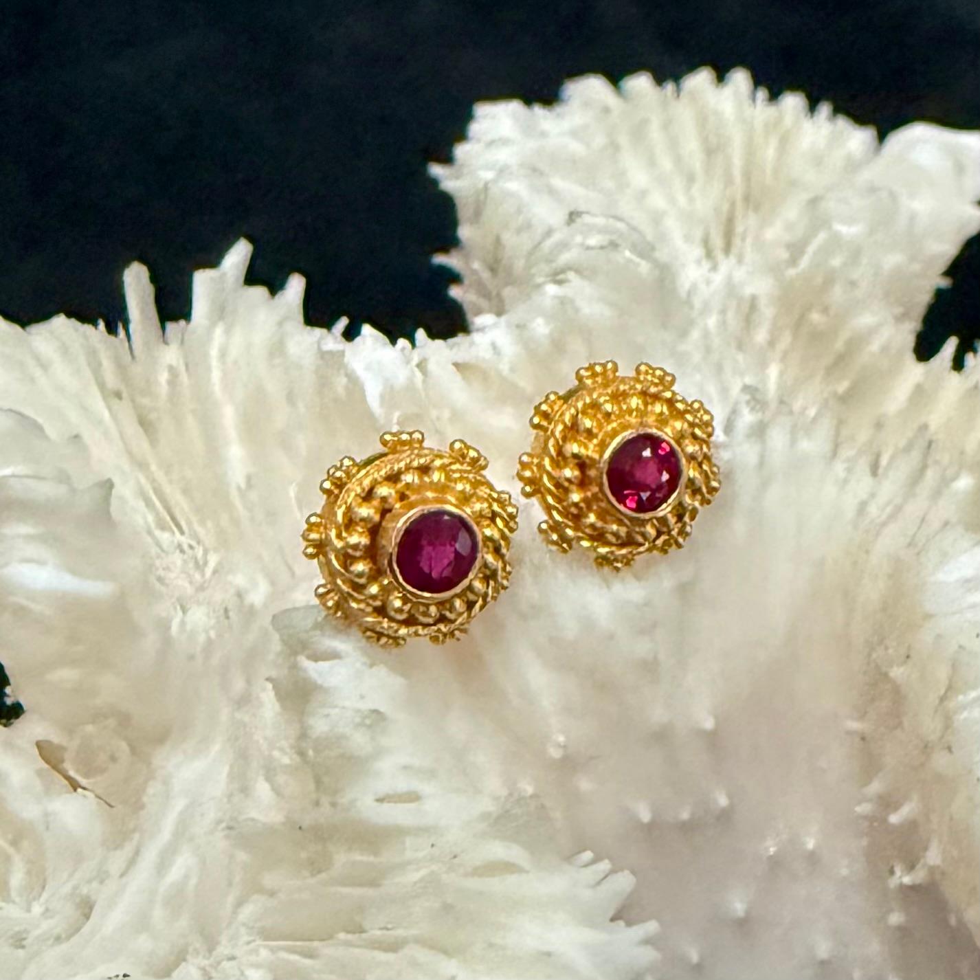 Taglio a rosa Steven Battelle 0.5 Carats Ruby 22K Gold Granulated Post Earrings in vendita
