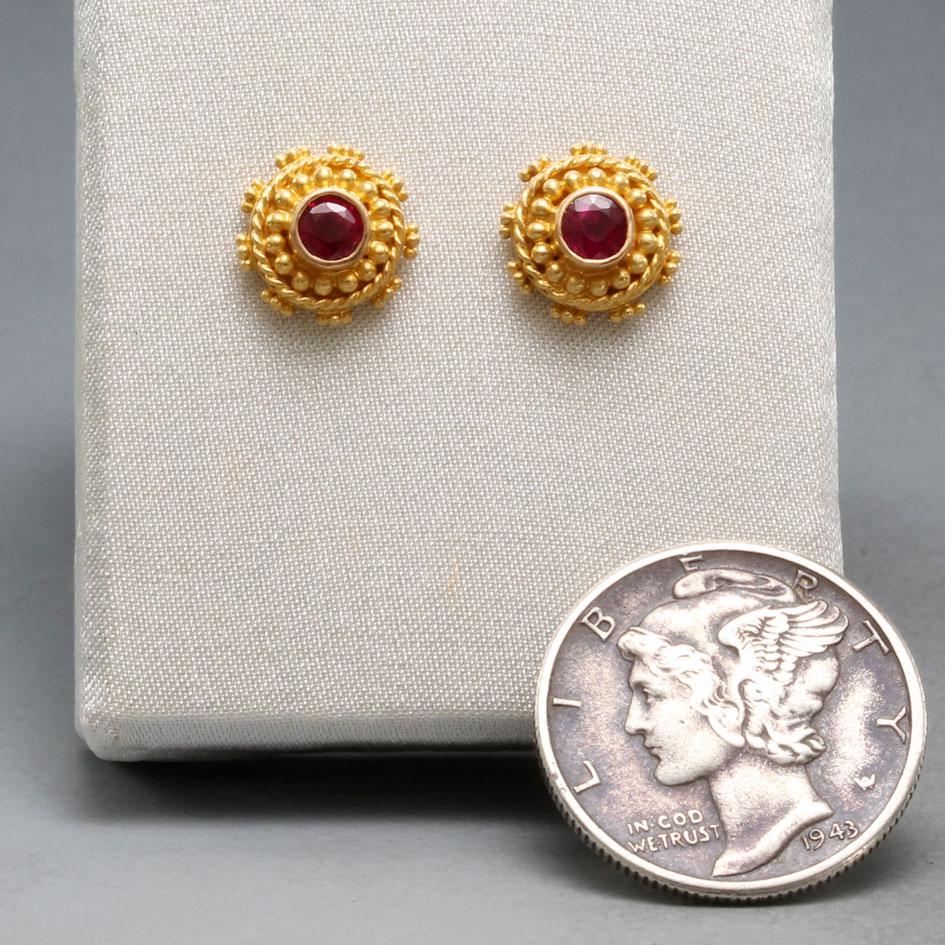 da uomo o donna Steven Battelle 0.5 Carats Ruby 22K Gold Granulated Post Earrings in vendita