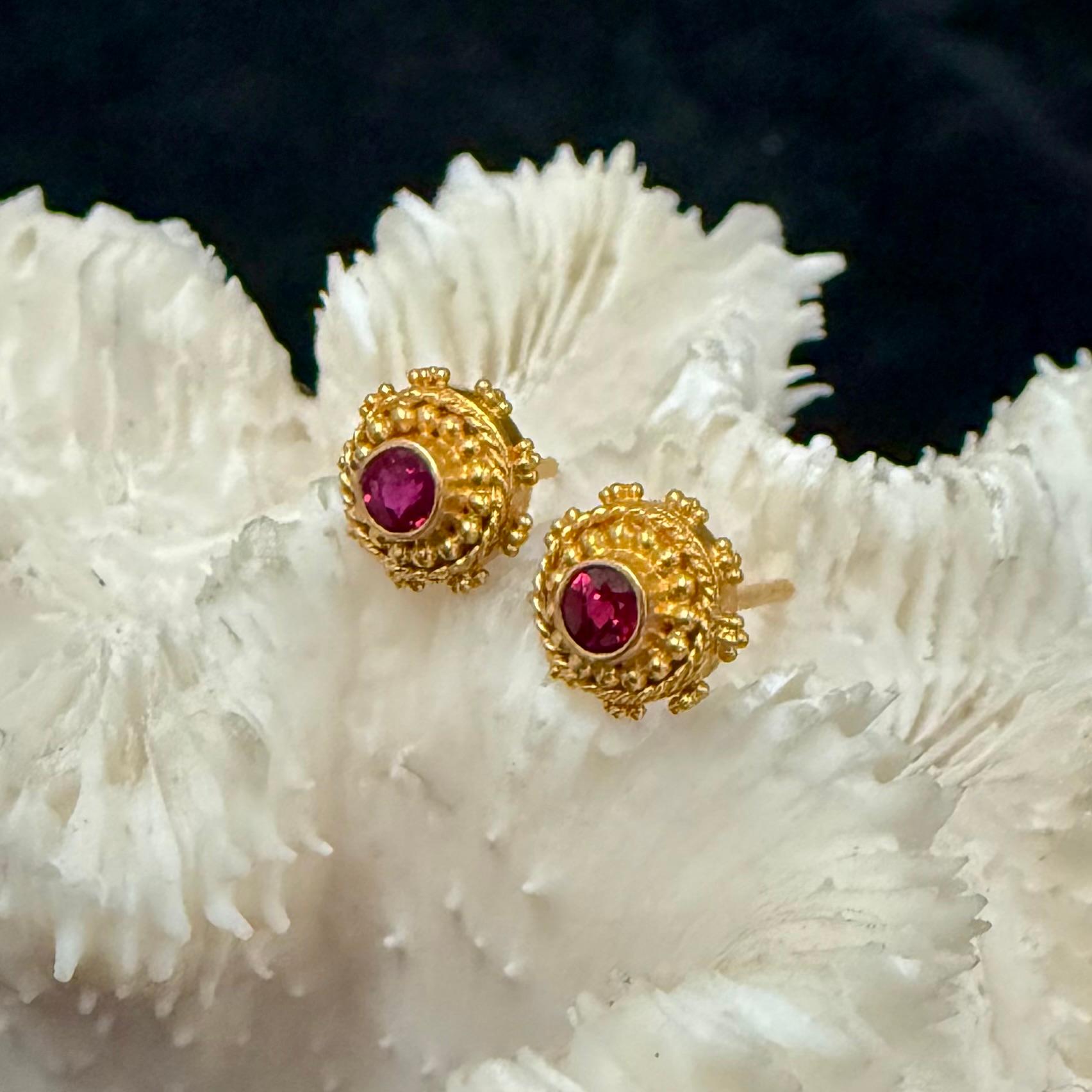 Steven Battelle 0.5 Carats Ruby 22K Gold Granulated Post Earrings in vendita 2