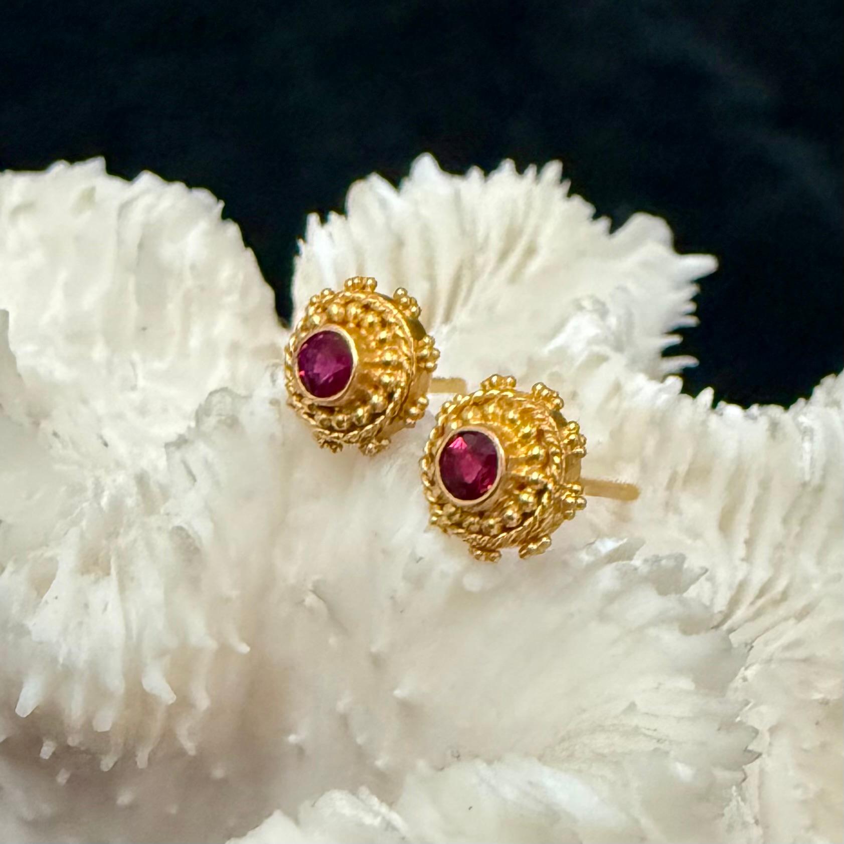 Steven Battelle 0.5 Carats Ruby 22K Gold Granulated Post Earrings in vendita 3