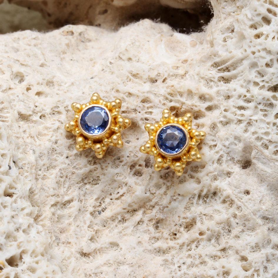 Zwei 4 mm große, runde, facettierte blaue Saphire aus Thailand sind in diesen handwerklich gefertigten Ohrringen aus hochkarätigem Gold von gestapelten, geometrisch angeordneten 