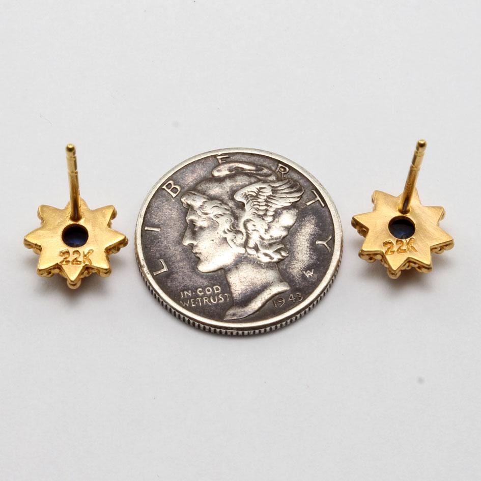 Steven Battelle 0,7 Karat blauer Saphir 22K Gold Post-Ohrringe im Zustand „Neu“ in Soquel, CA