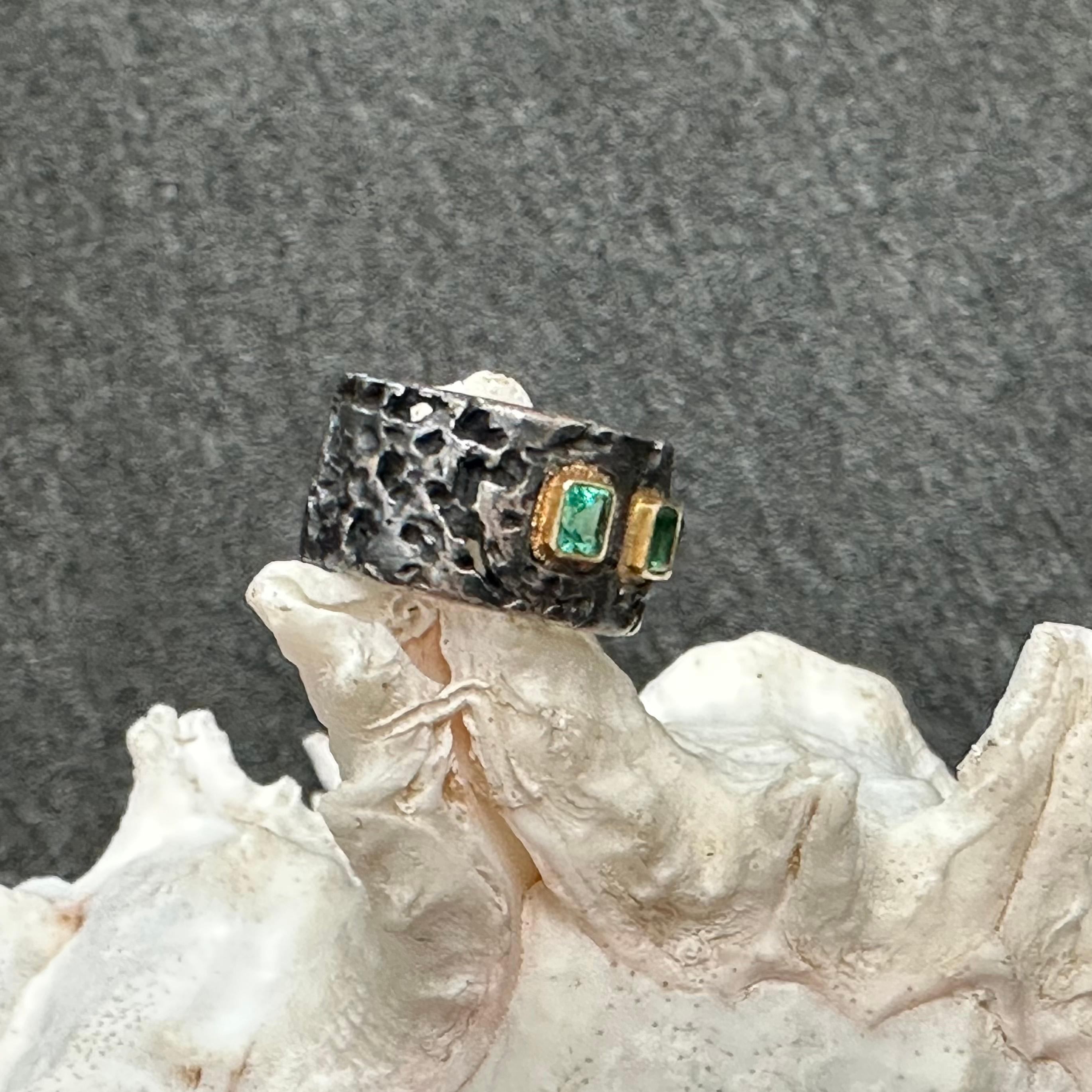 Contemporary Steven Battelle 0.7 Carats Columbian Emeralds Oxidized Silver 18k Gold Ring For Sale