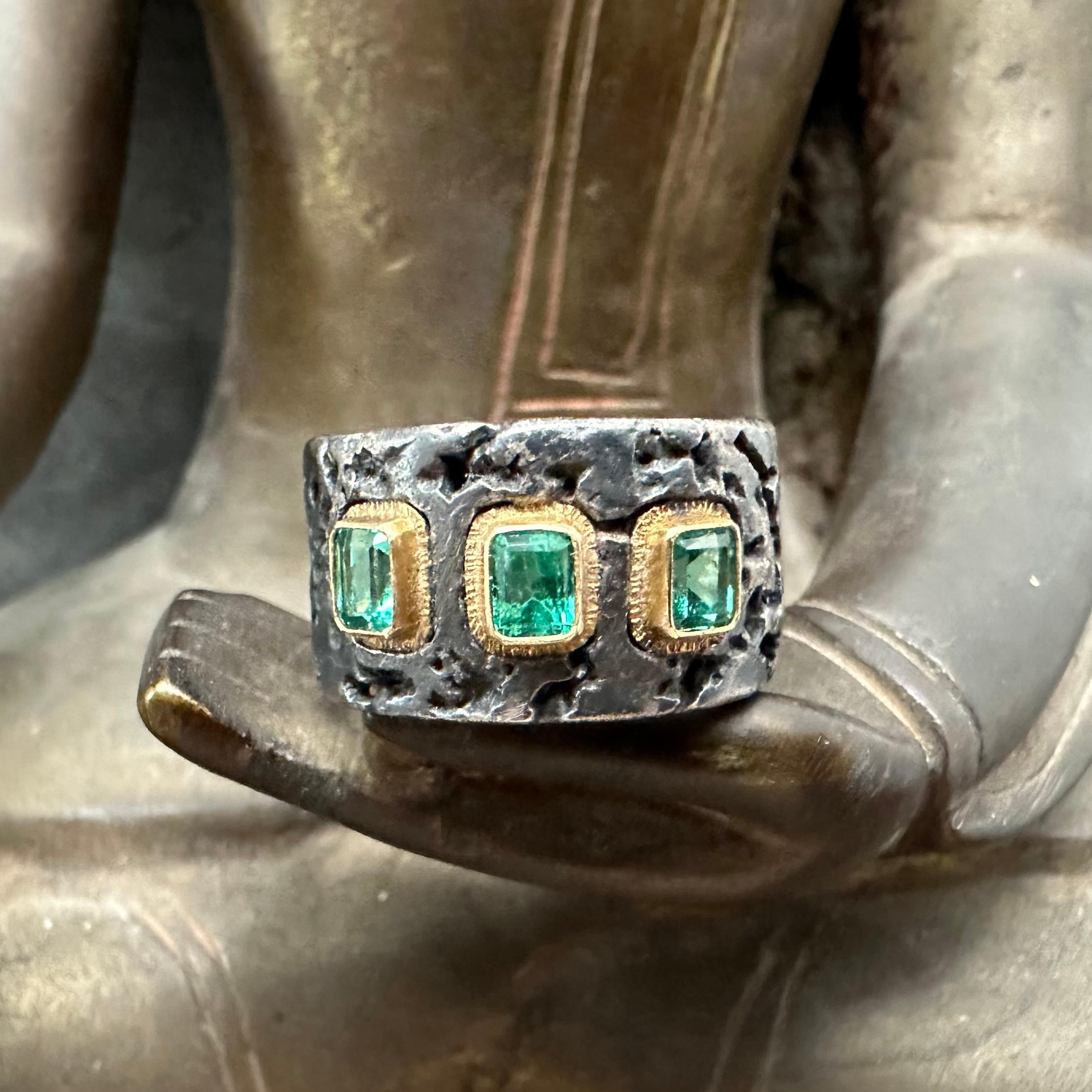 Steven Battelle 0.7 Carats Columbian Emeralds Oxidized Silver 18k Gold Ring In New Condition For Sale In Soquel, CA