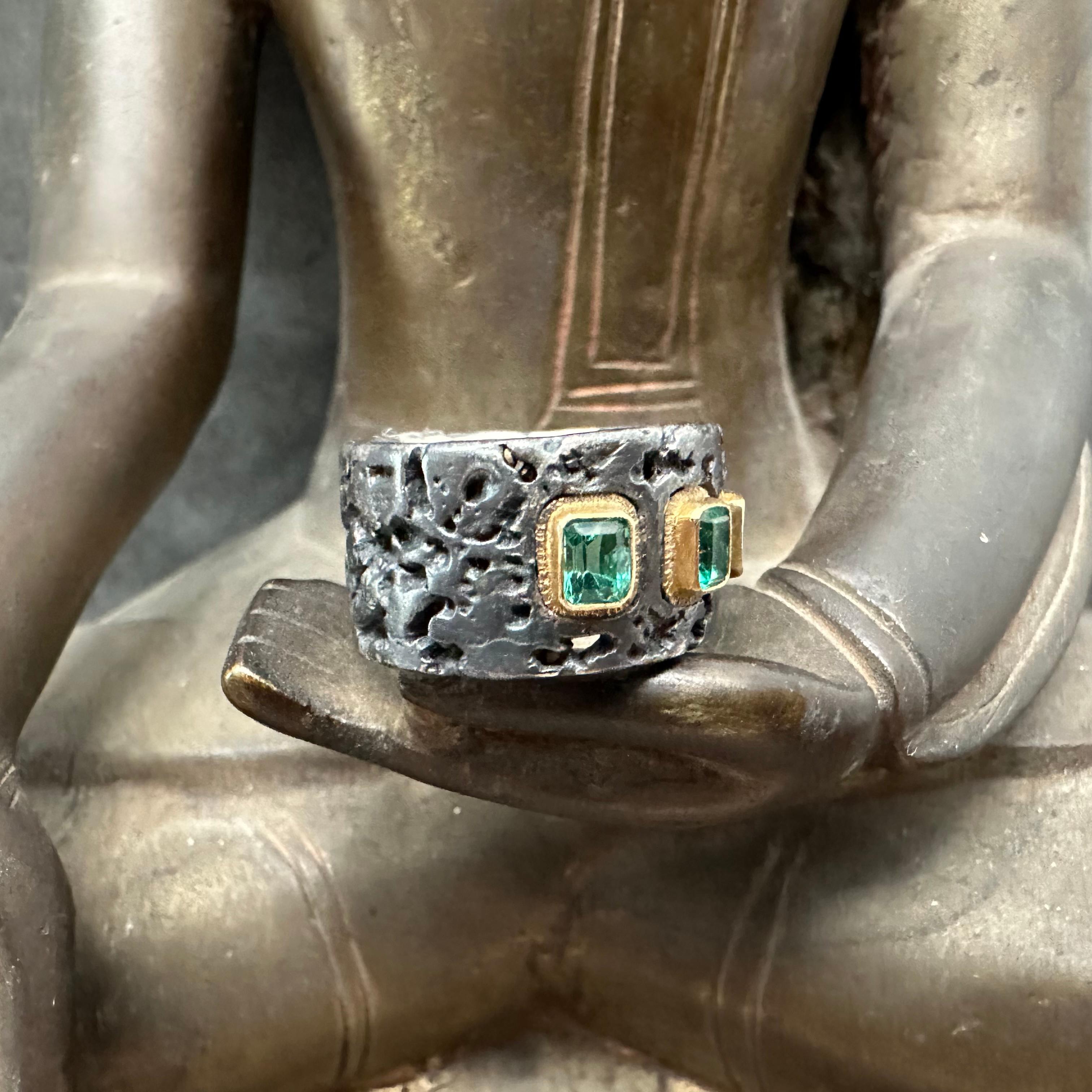 Women's or Men's Steven Battelle 0.7 Carats Columbian Emeralds Oxidized Silver 18k Gold Ring For Sale