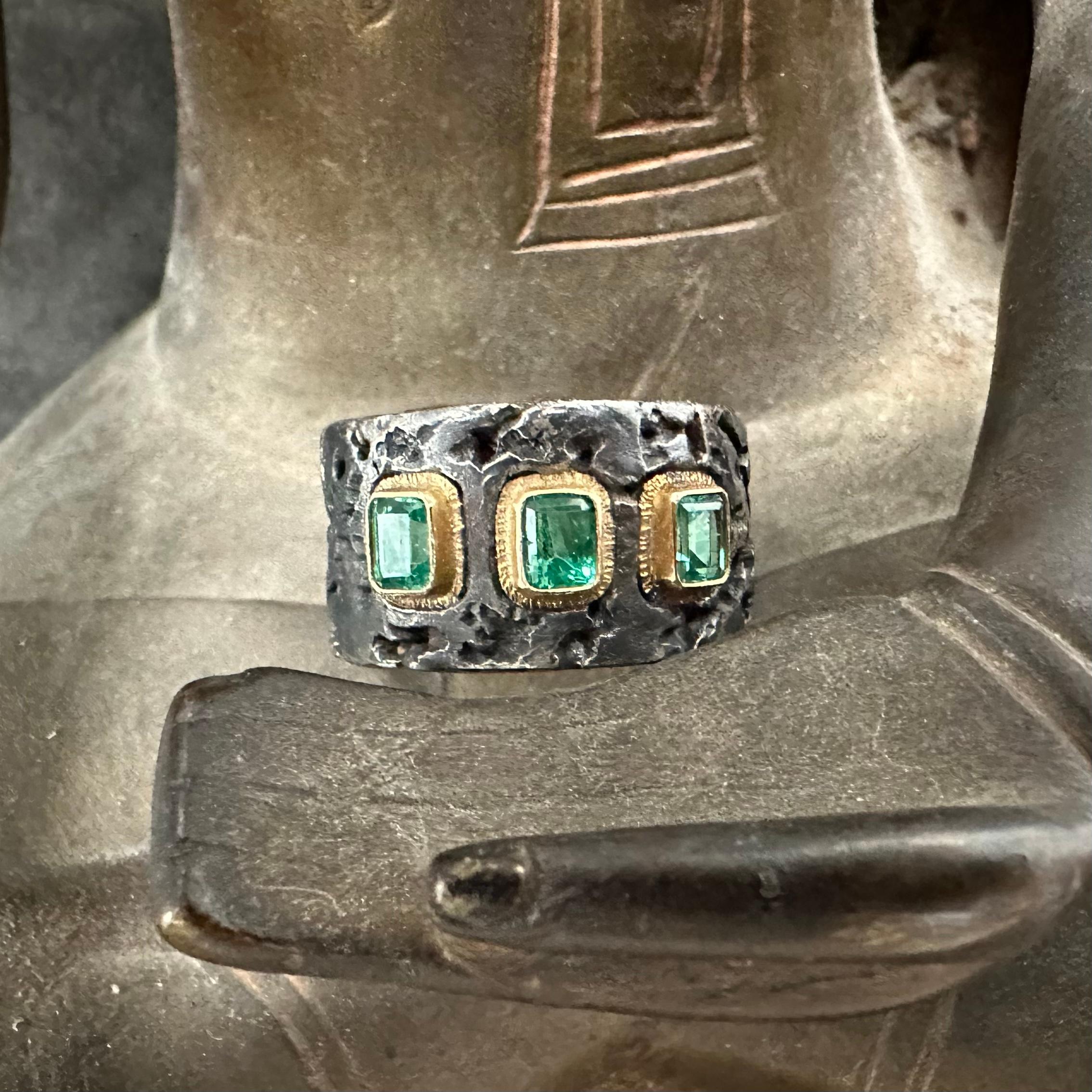 Steven Battelle 0.7 Carats Columbian Emeralds Oxidized Silver 18k Gold Ring For Sale 1