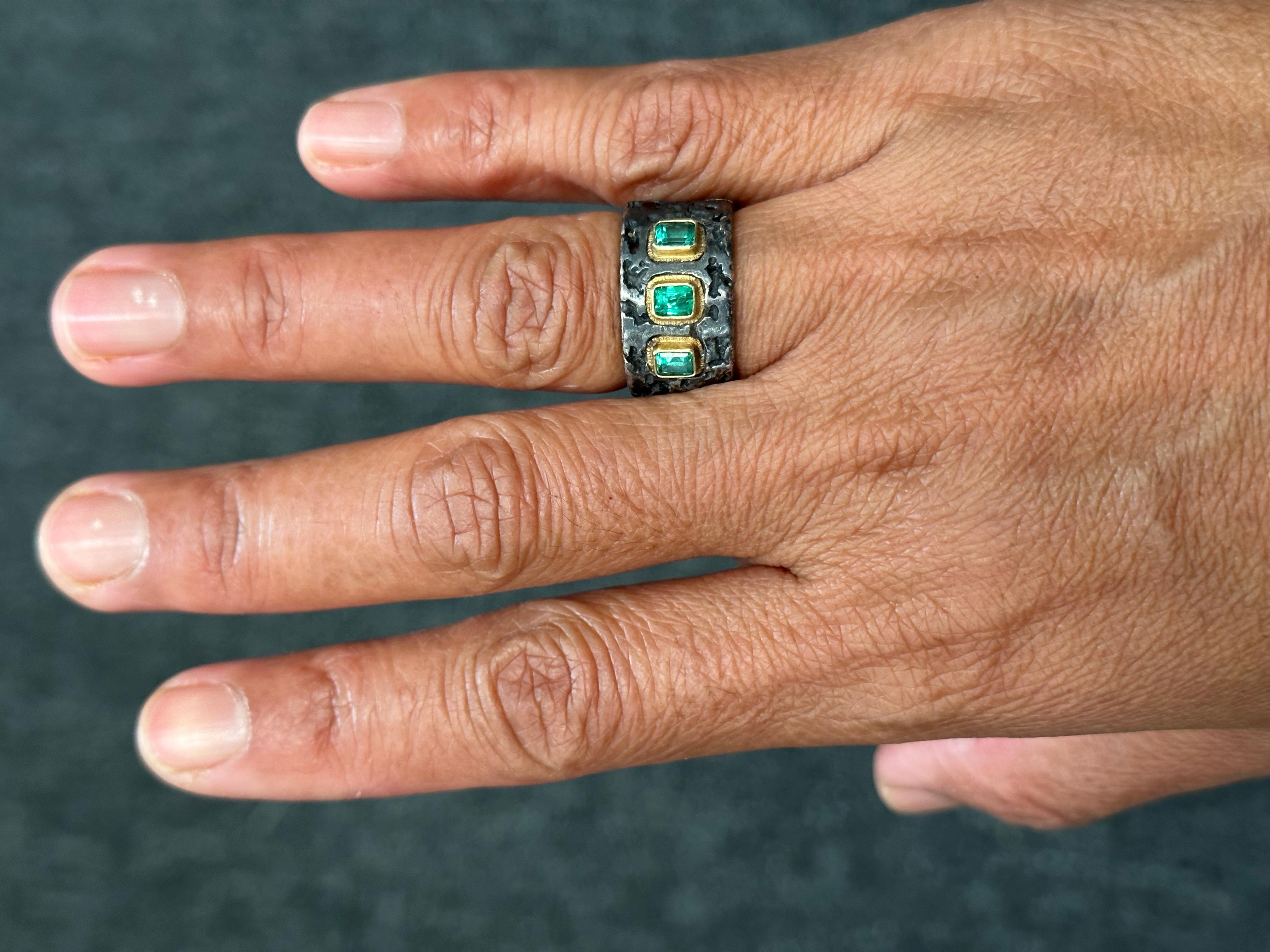 Steven Battelle 0.7 Carats Columbian Emeralds Oxidized Silver 18k Gold Ring For Sale 2