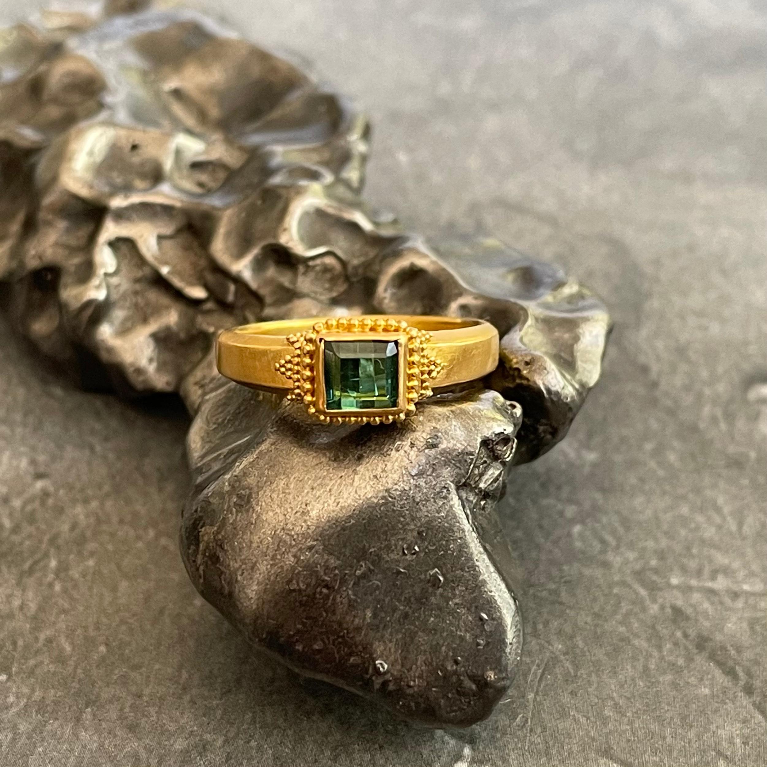Contemporary Steven Battelle 0.7 Carats Green Tourmaline 22K Gold Ring For Sale