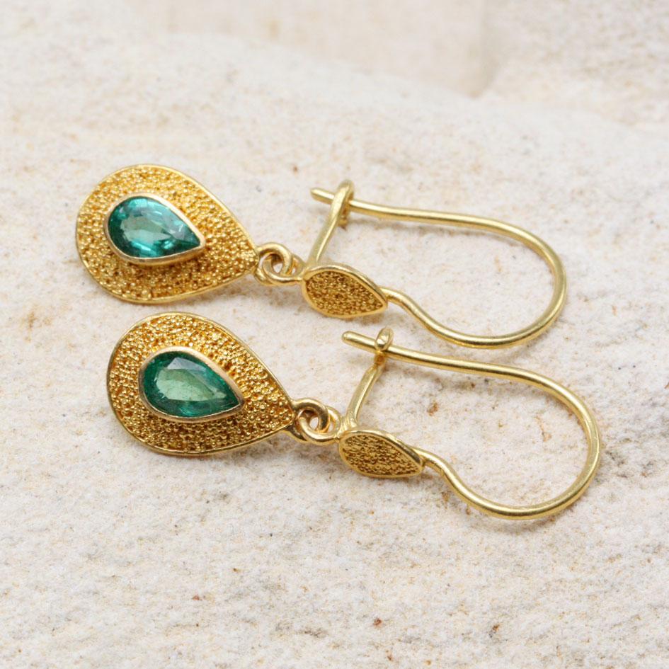 Pear Cut Steven Battelle 0.75 Carats Emerald 22k Gold Wire Earrings For Sale