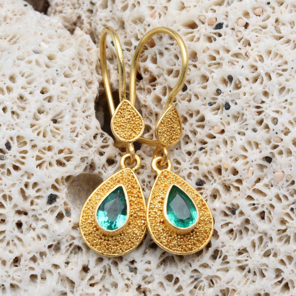 Steven Battelle 0.75 Carats Emerald 22k Gold Wire Earrings In New Condition For Sale In Soquel, CA