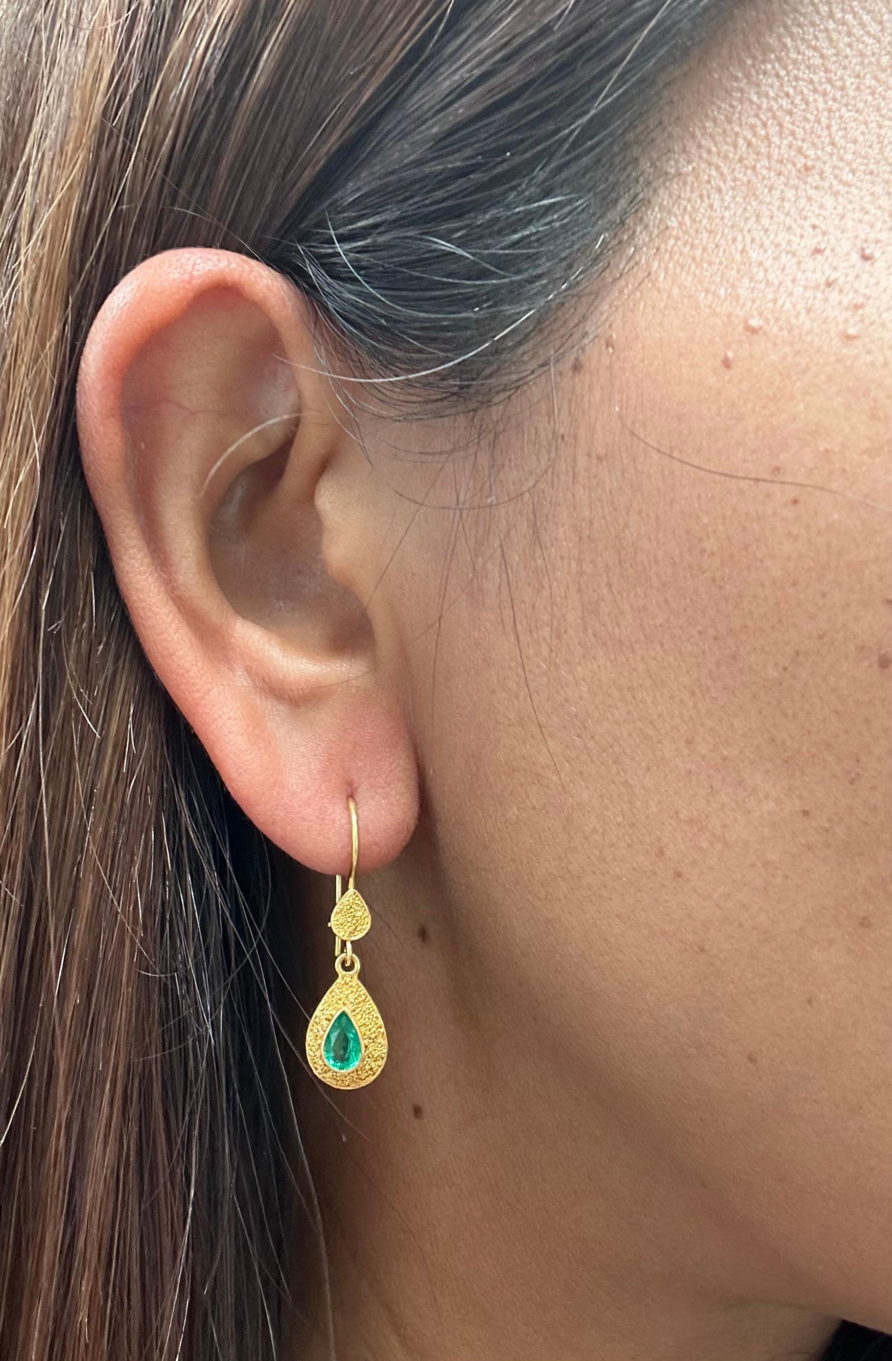 Women's or Men's Steven Battelle 0.75 Carats Emerald 22k Gold Wire Earrings For Sale