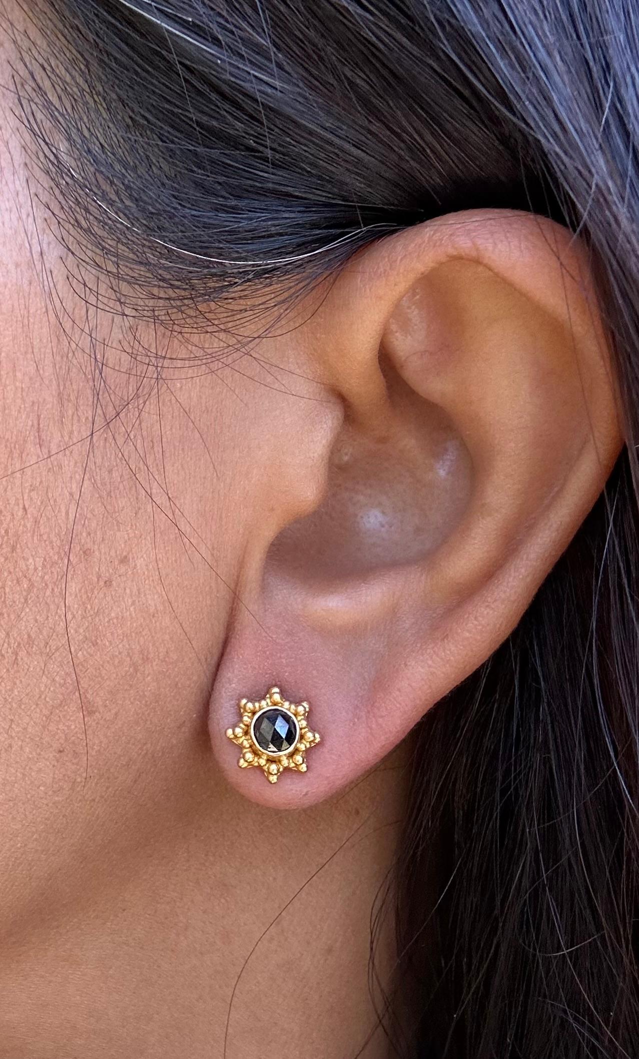 Steven Battelle, boucles d'oreilles en or 22 carats avec diamants noirs de 0,8 carat en vente 1