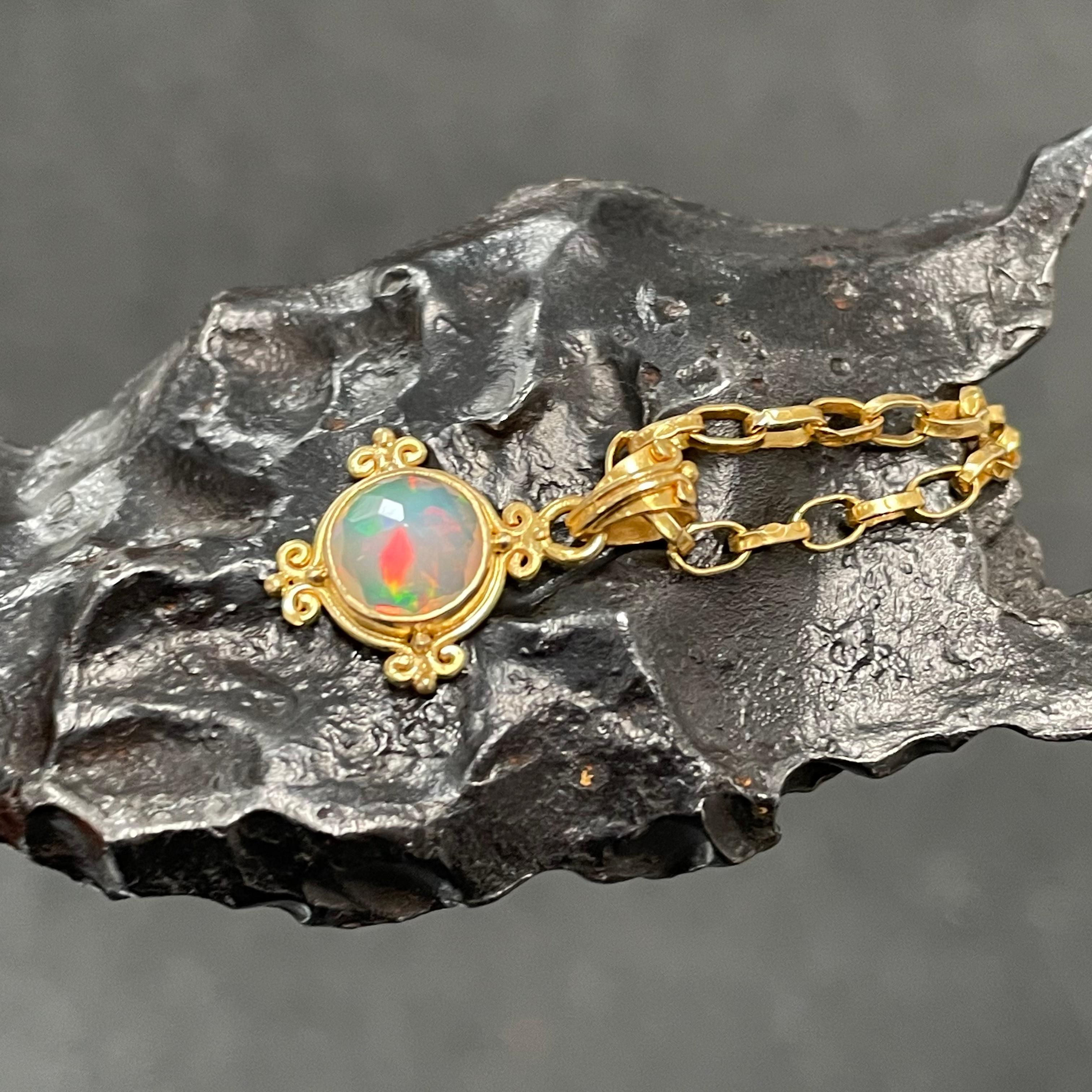 Taille rose Steven Battelle Pendentif en or 18 carats avec opale d'Éthiopie de 0,8 carat en vente