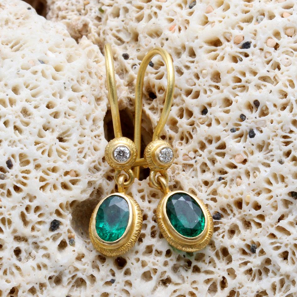 0,9 Karat Smaragd-Diamant-Ohrringe aus 18 Karat Golddraht von Steven Battelle (Zeitgenössisch) im Angebot