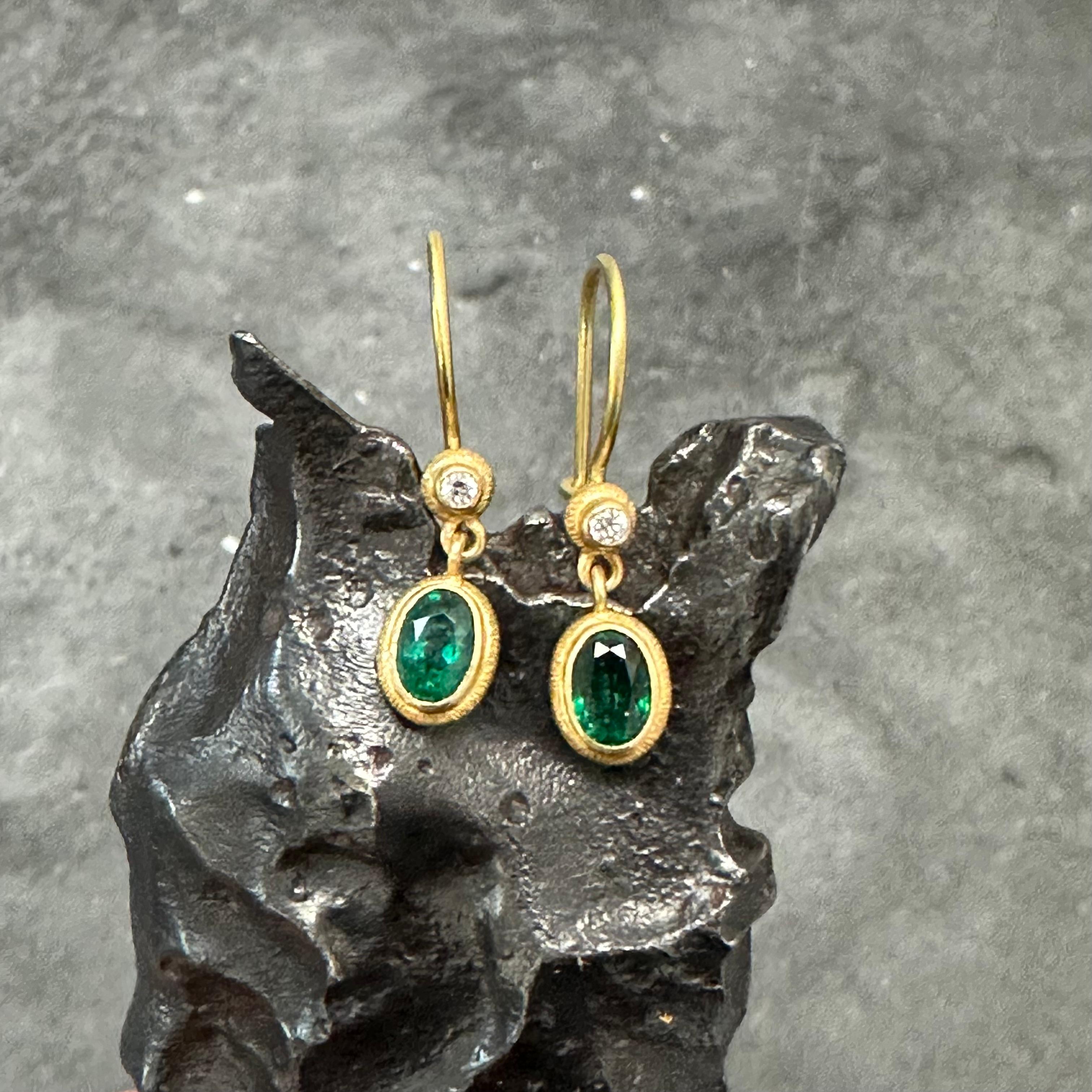 Steven Battelle 0.9 Carats Emerald Diamond 18K Gold Wire Earrings For Sale 2