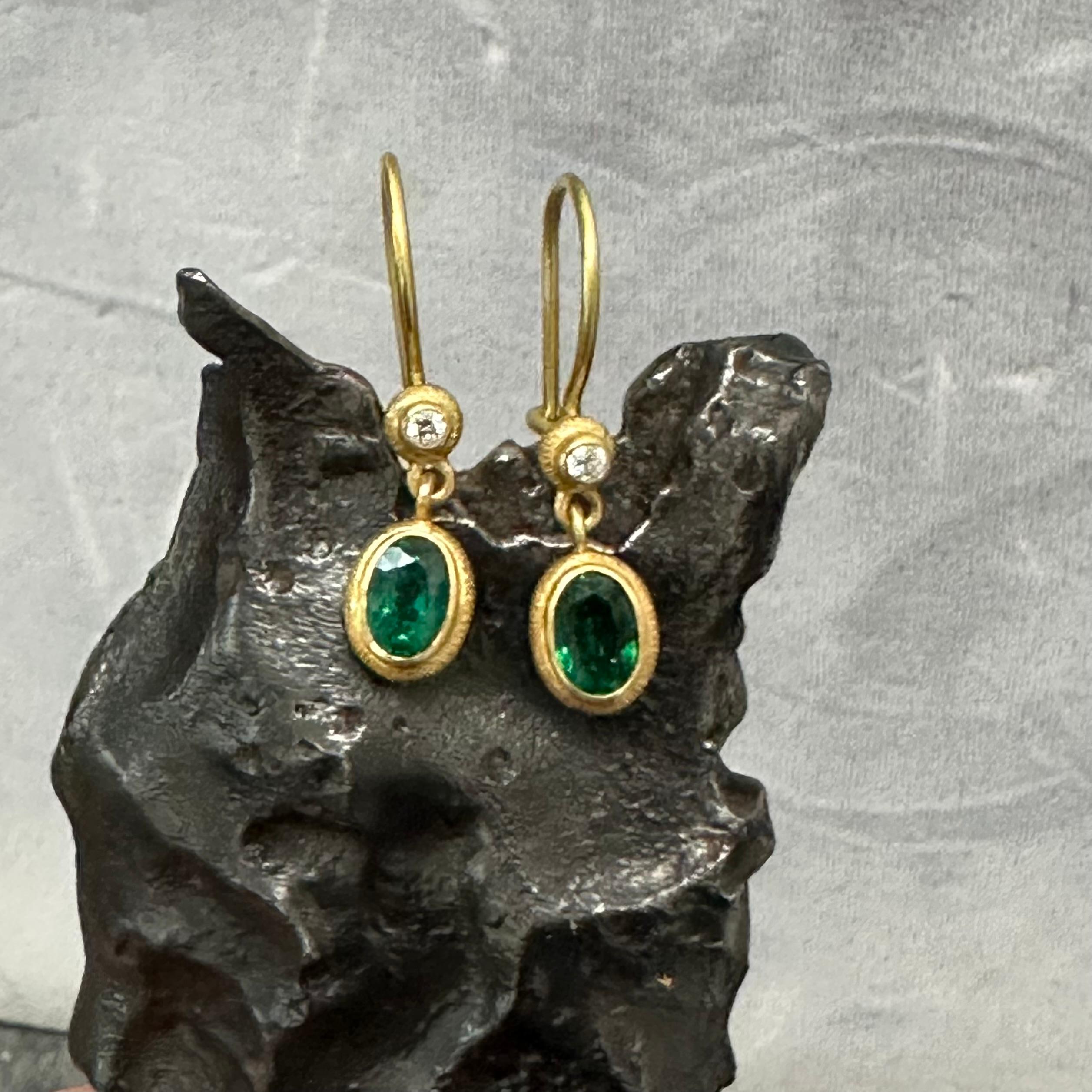 0,9 Karat Smaragd-Diamant-Ohrringe aus 18 Karat Golddraht von Steven Battelle im Angebot 3