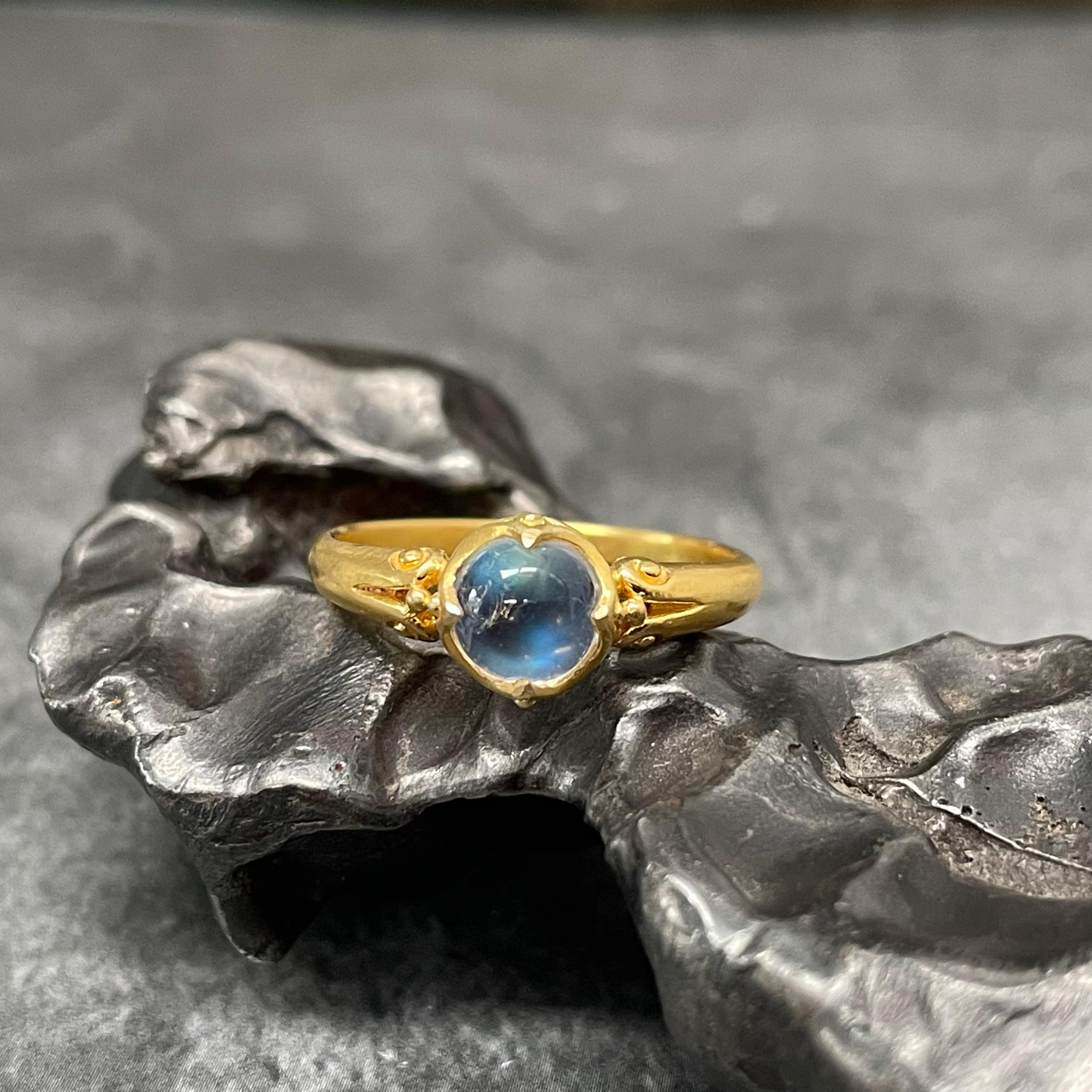 Steven Battelle 0.9 Carats Rainbow Moonstone 18K Gold Ring In New Condition In Soquel, CA