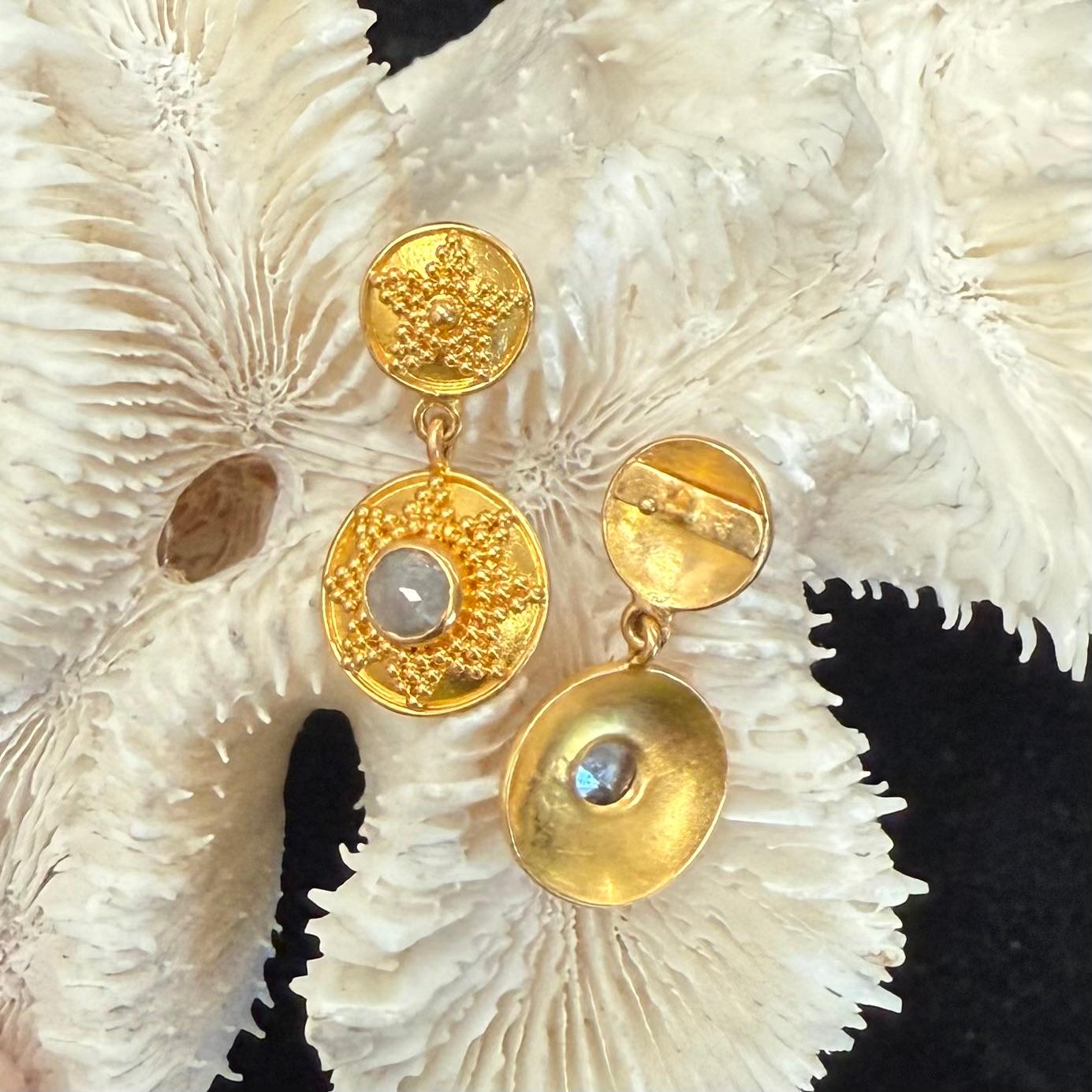 Steven Battelle Pendientes de oro de 18 quilates con diamante gris granulado de 1,0 quilate en Nuevo estado para la venta en Soquel, CA