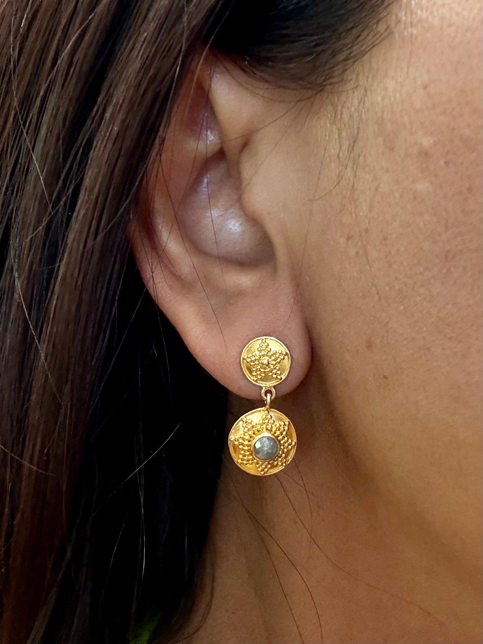 Steven Battelle Pendientes de oro de 18 quilates con diamante gris granulado de 1,0 quilate en venta 1