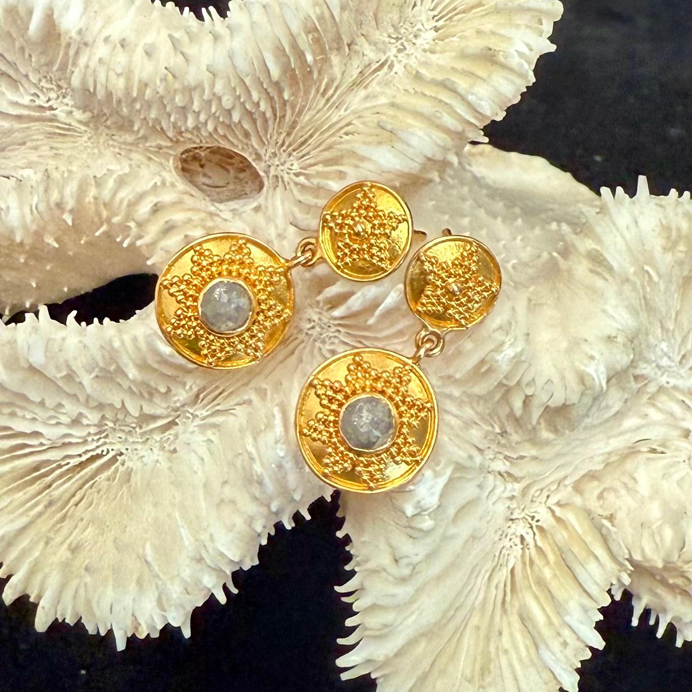 Steven Battelle Pendientes de oro de 18 quilates con diamante gris granulado de 1,0 quilate en venta 2