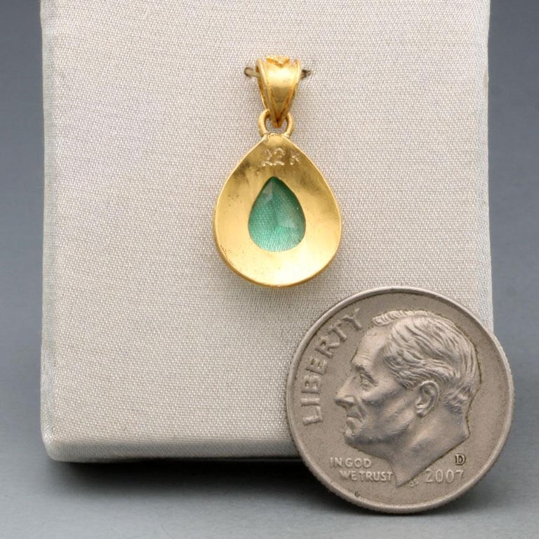 Steven Battelle 1.0 Carats Columbian Emerald Granulated 22K Gold Pendant For Sale 2