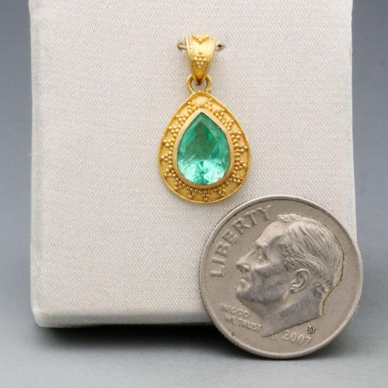 Steven Battelle 1.0 Carats Columbian Emerald Granulated 22K Gold Pendant For Sale 3