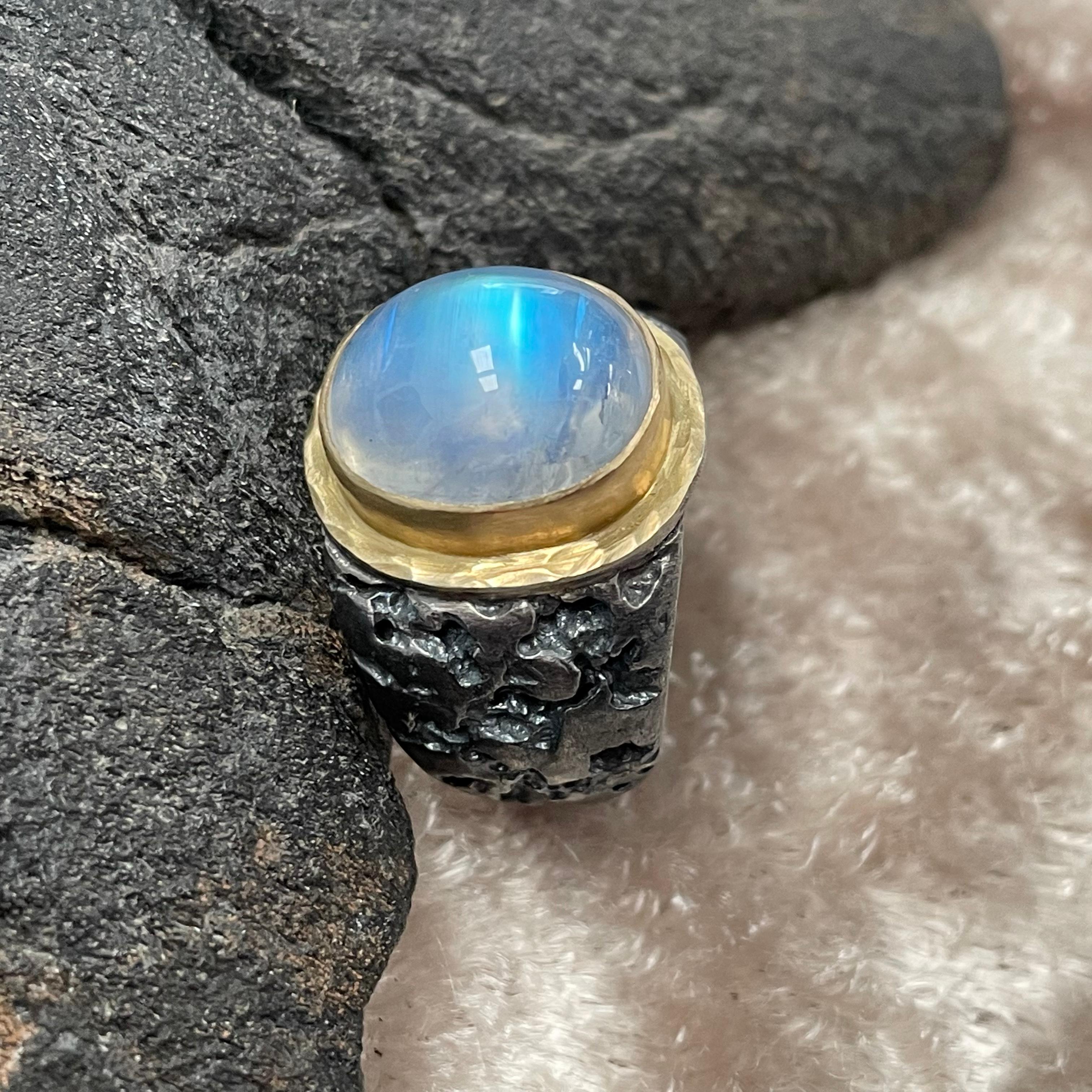 Contemporary Steven Battelle 10 Carats Rainbow Moonstone Oxidized Silver 18K Gold Ring