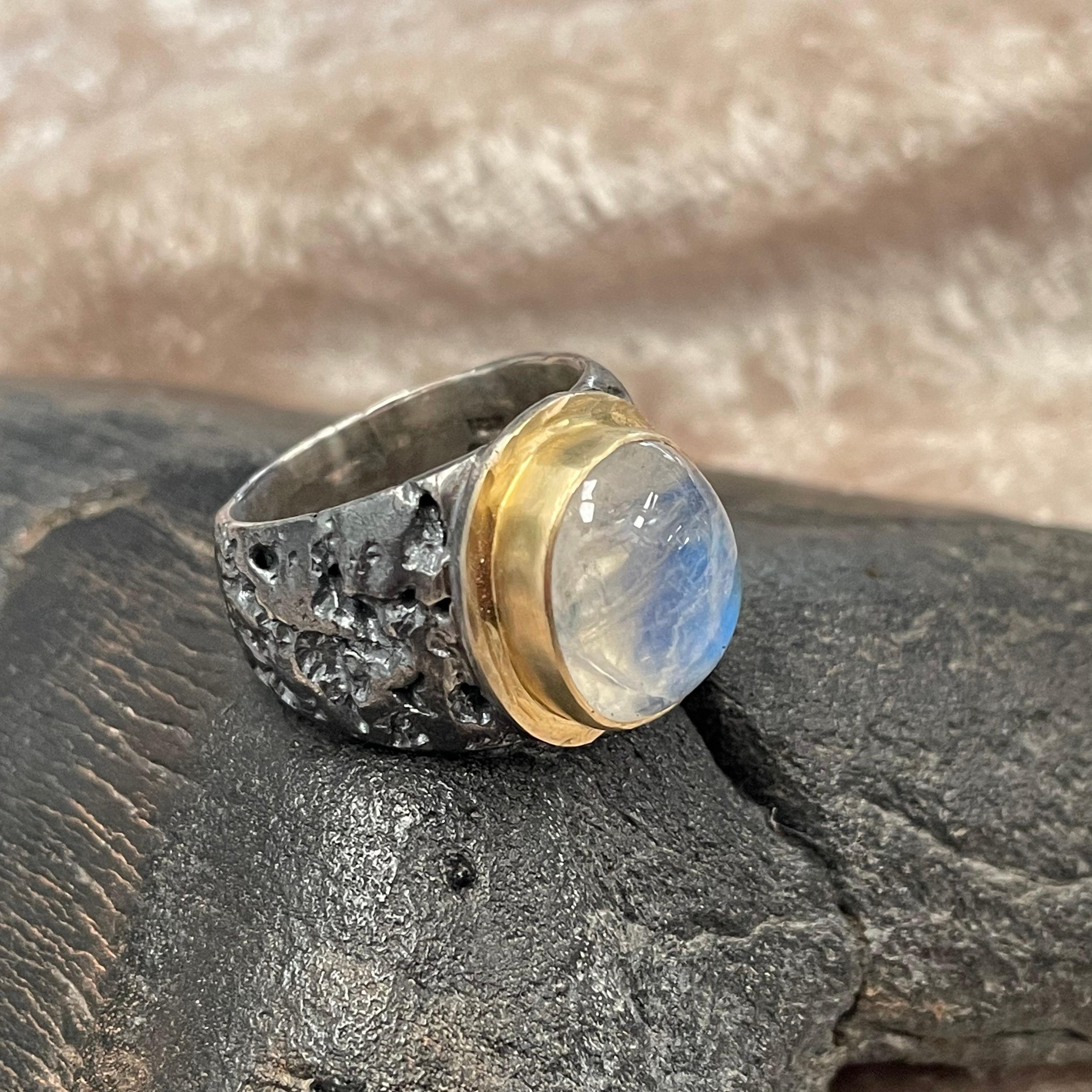Women's or Men's Steven Battelle 10 Carats Rainbow Moonstone Oxidized Silver 18K Gold Ring