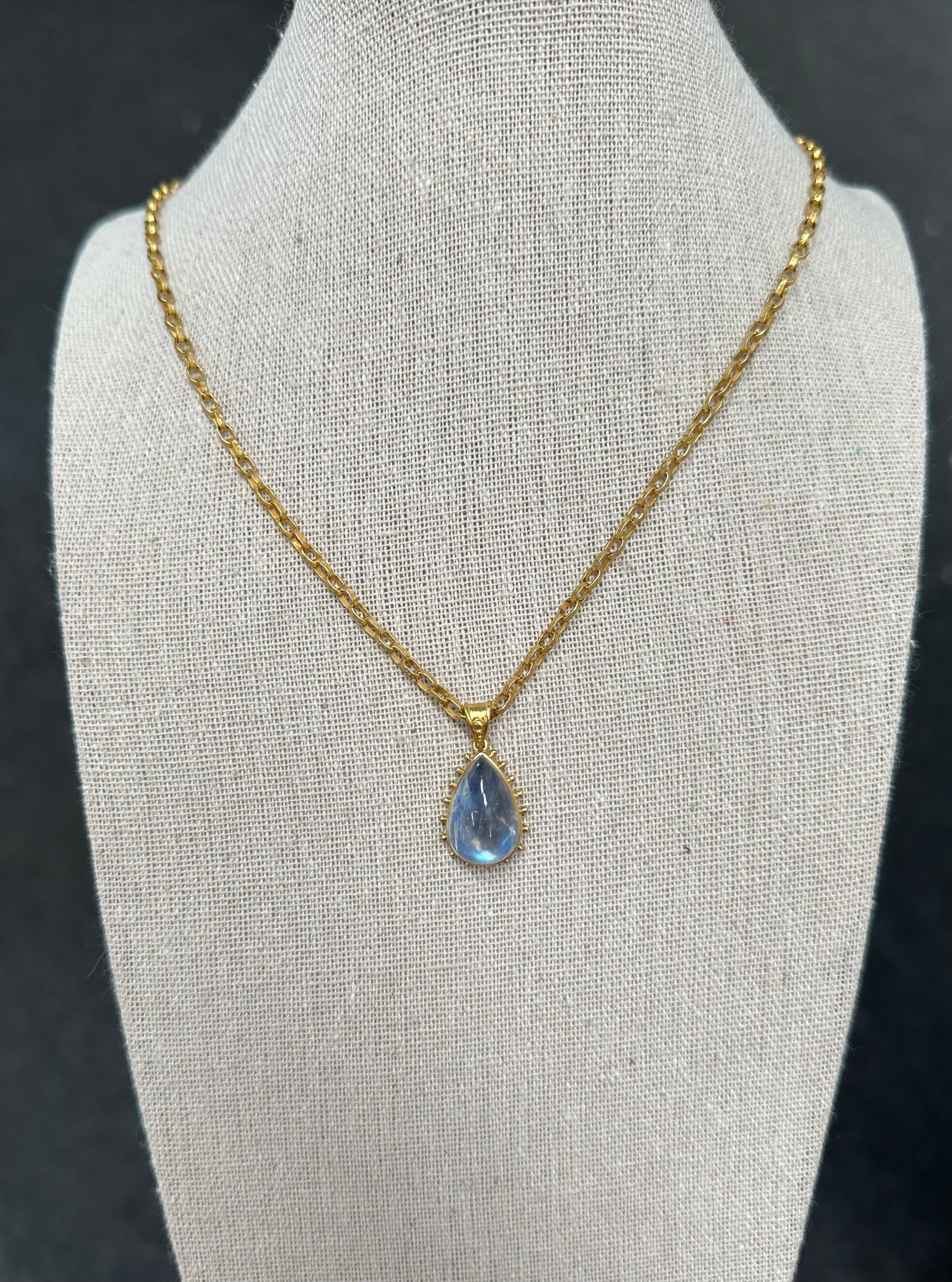 Contemporain Steven Battelle Pendentif en or 18 carats avec pierre de lune arc-en-ciel de 10,0 carats en vente