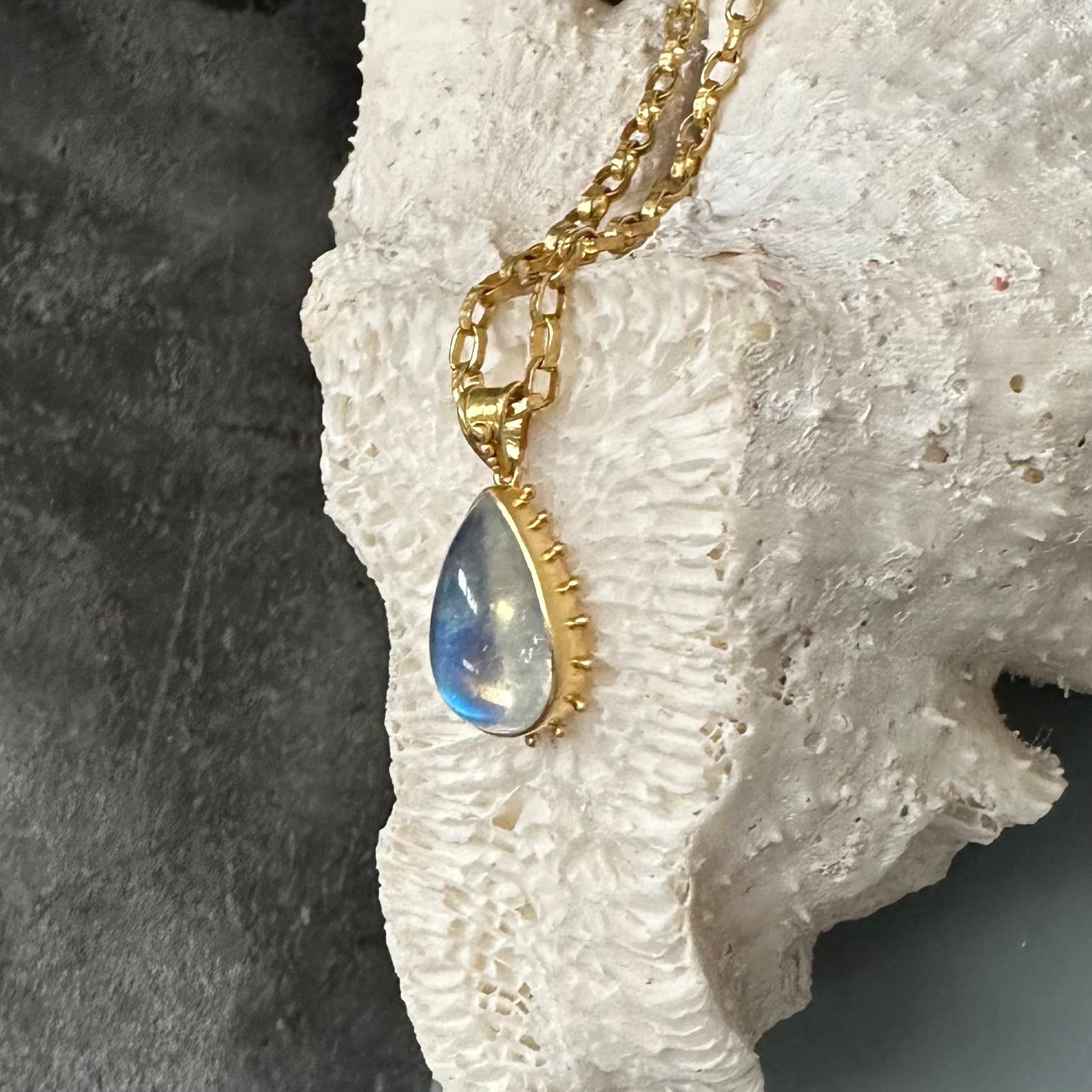 Steven Battelle 10.0 Carat Rainbow Moonstone Cabochon 18k Gold Pendant In New Condition For Sale In Soquel, CA