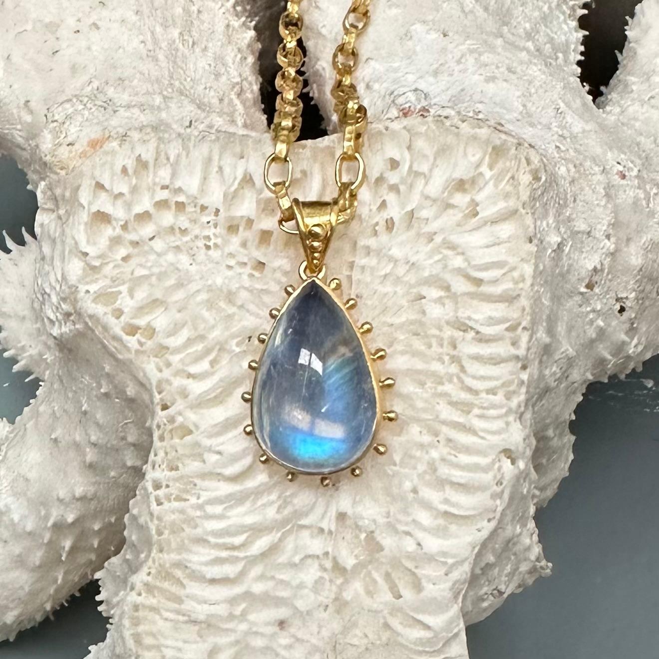 Steven Battelle 10.0 Carat Rainbow Moonstone Cabochon 18k Gold Pendant For Sale 1